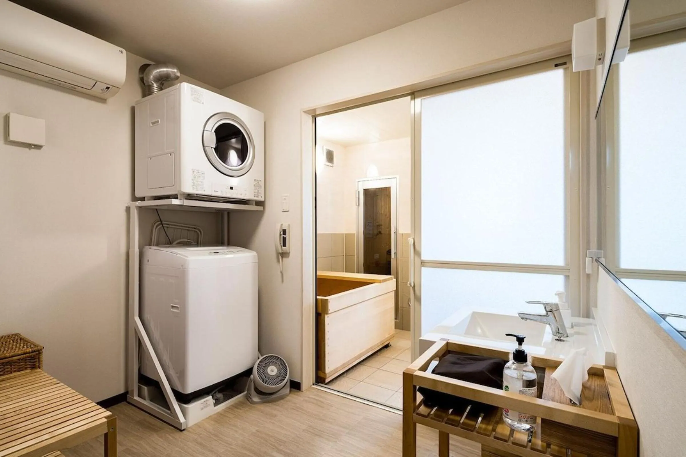 laundry in Oceanfront Villa Hale Kahakai プライベートサウナ