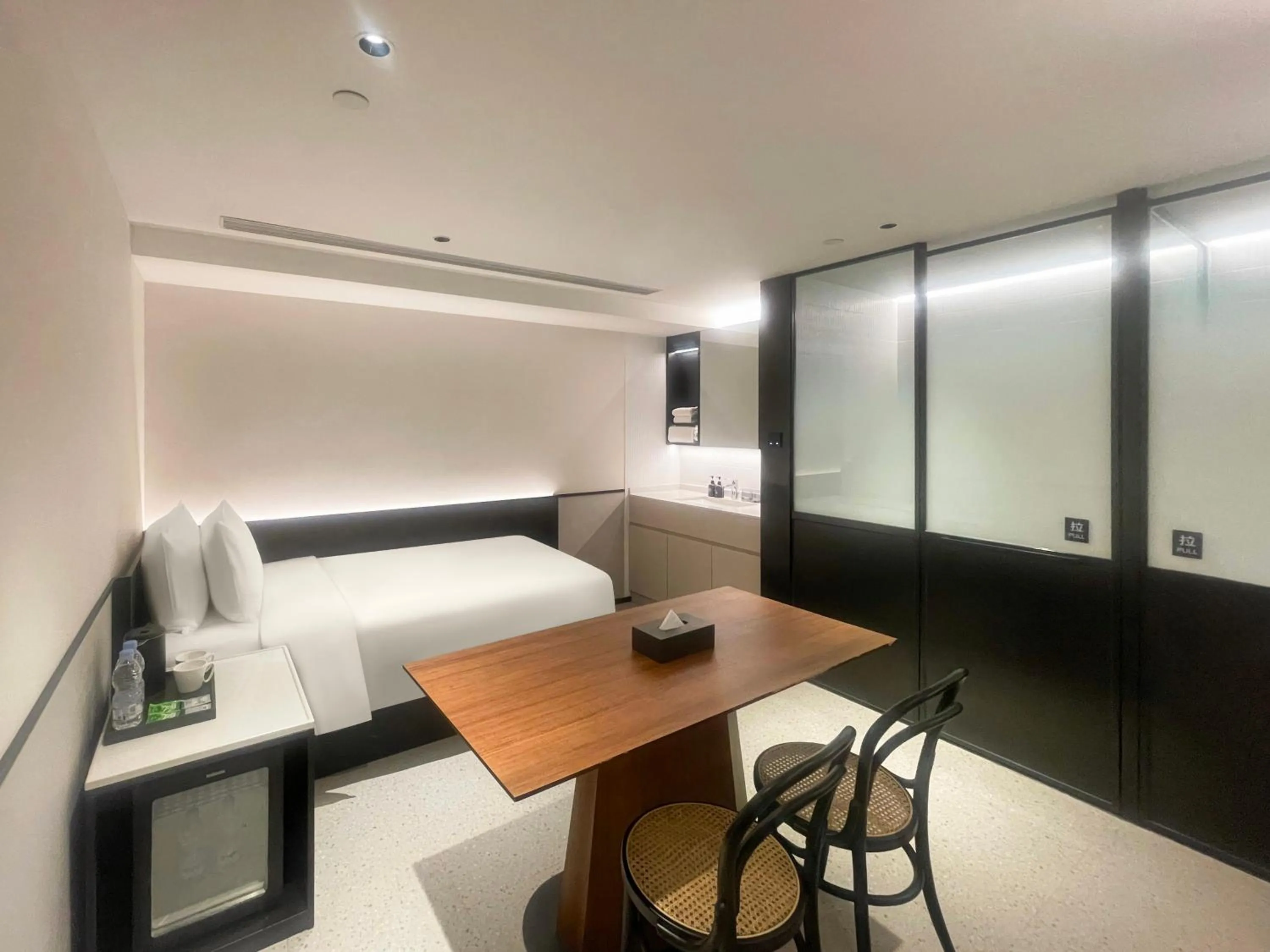 Photo of the whole room, Bed in Suisse Place Beijing Jinsong Subway Station
