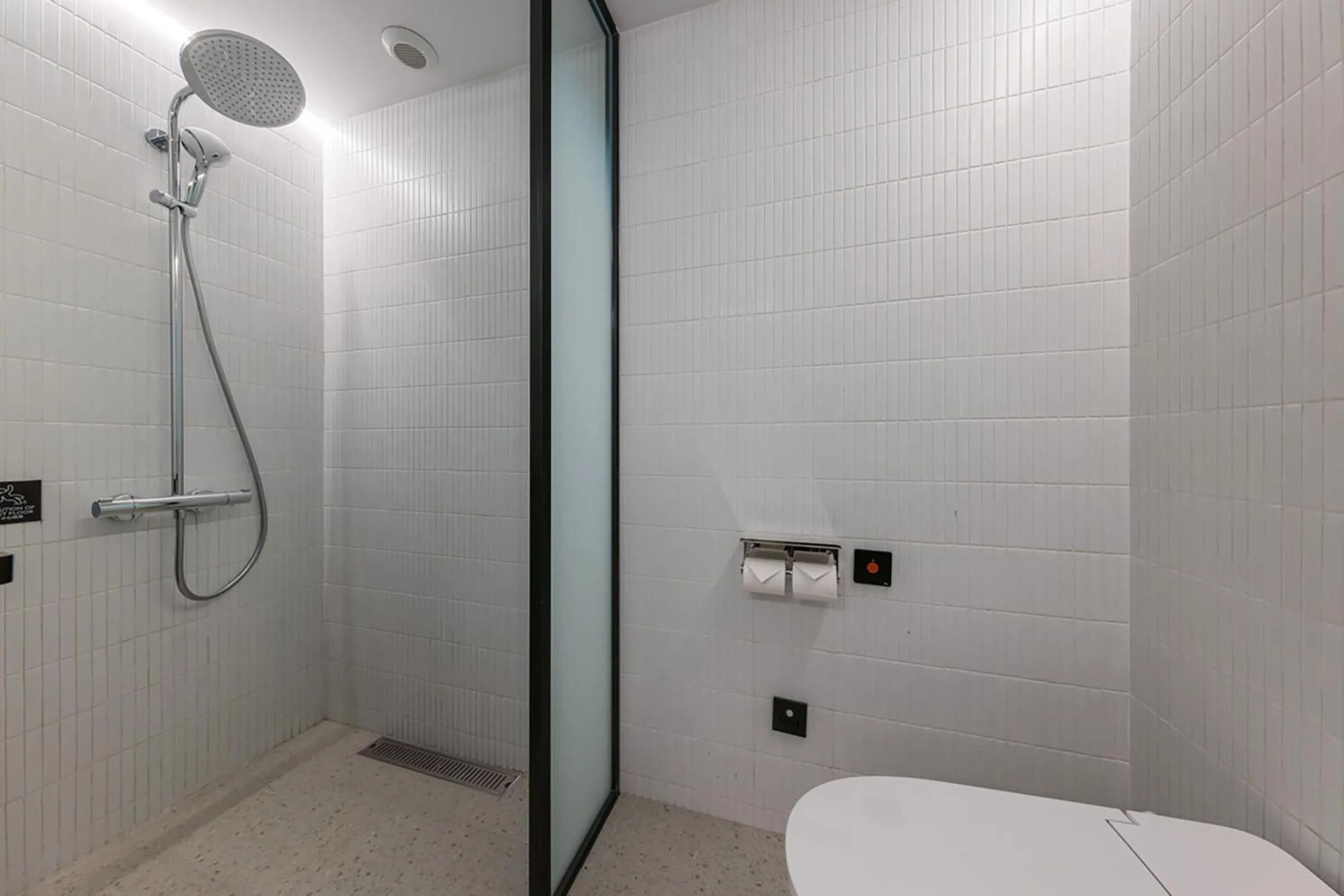 Shower in Suisse Place Beijing Jinsong Subway Station