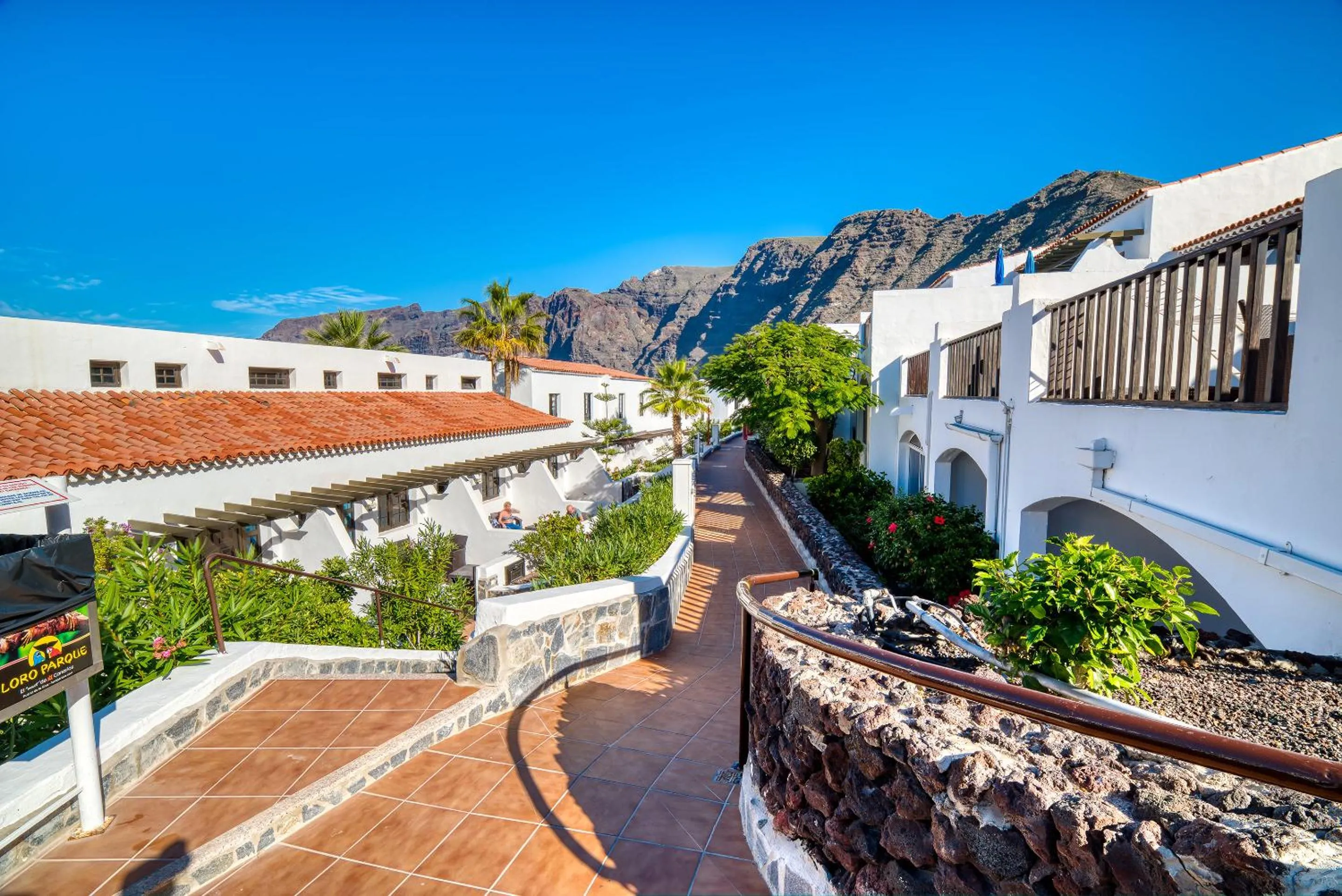 Property building in Ona Las Rosas