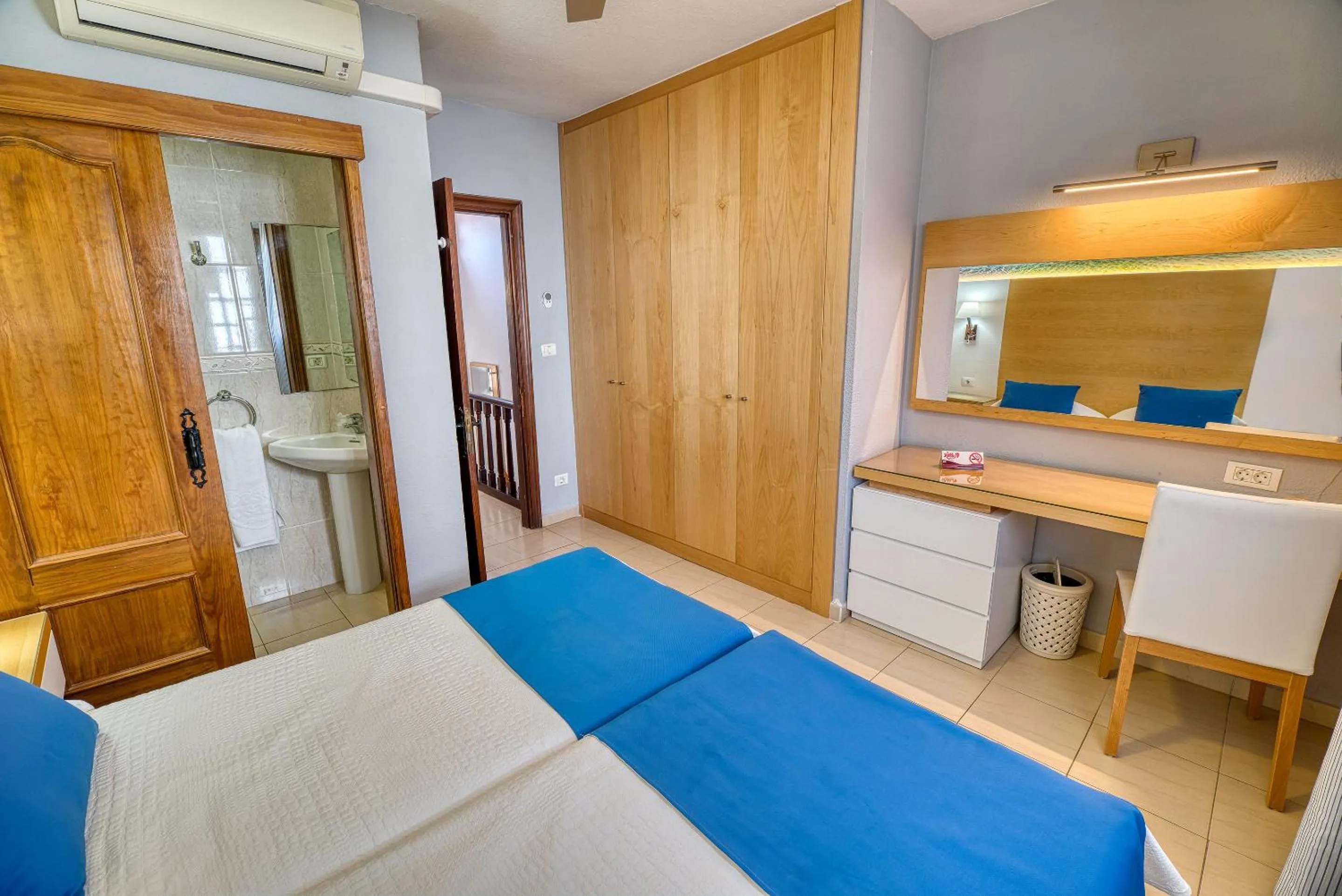 Photo of the whole room, Bed in Ona Las Rosas