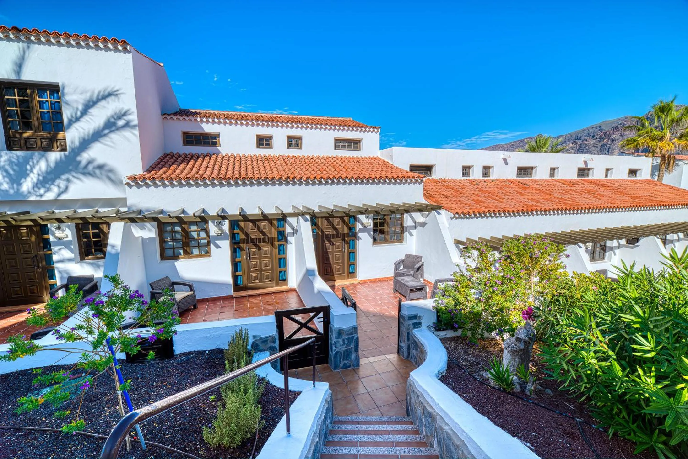 Property building in Ona Las Rosas