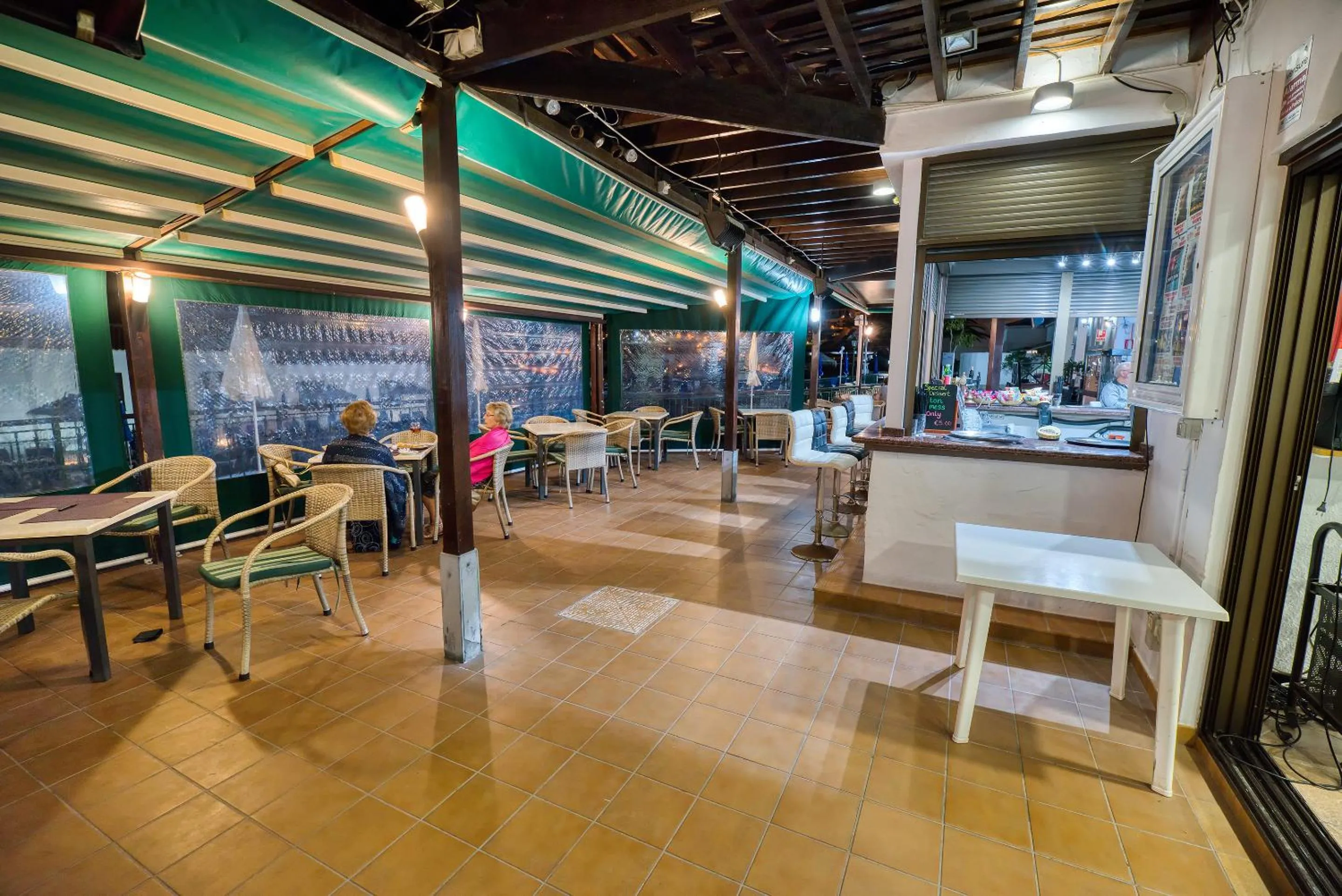 Restaurant/places to eat in Ona Las Rosas