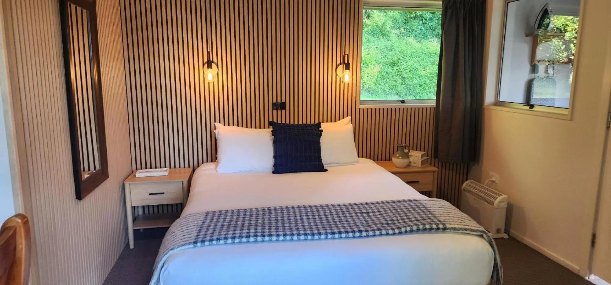 Bedroom, Bed in Mt Vernon