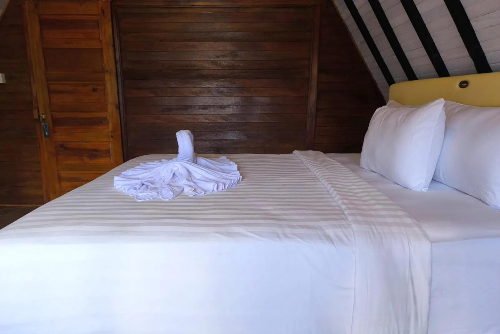 Bedroom, Bed in Cool Breeze 2