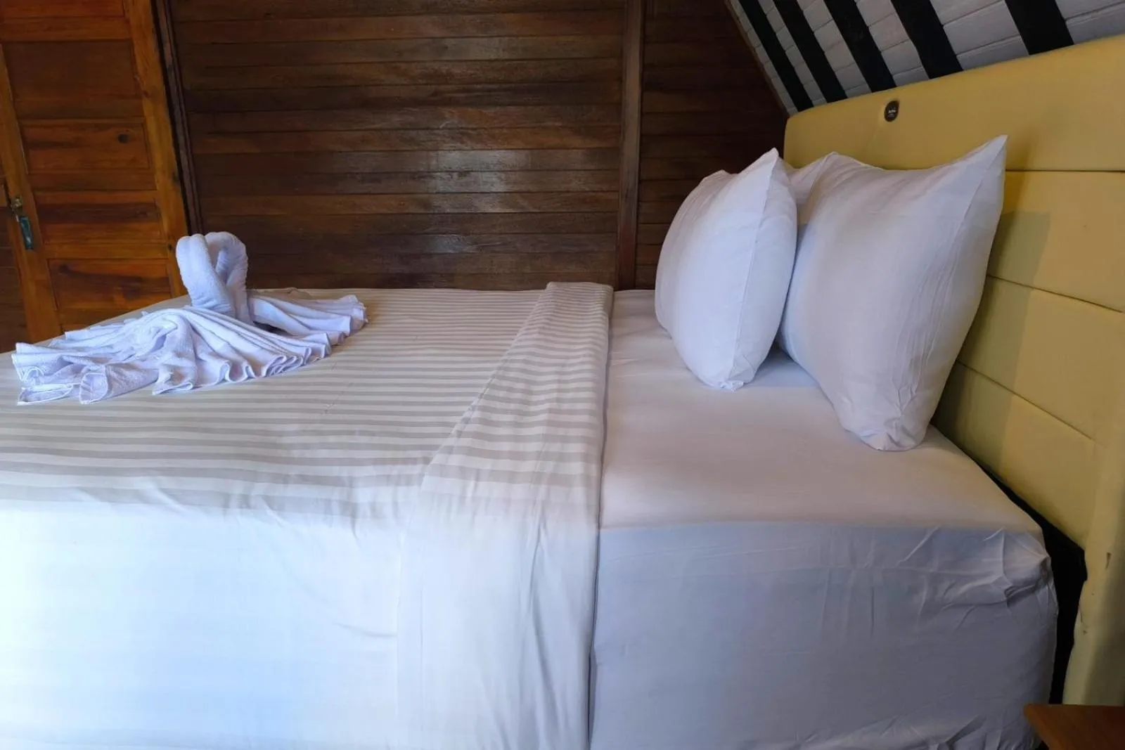 Bedroom, Bed in Cool Breeze 2