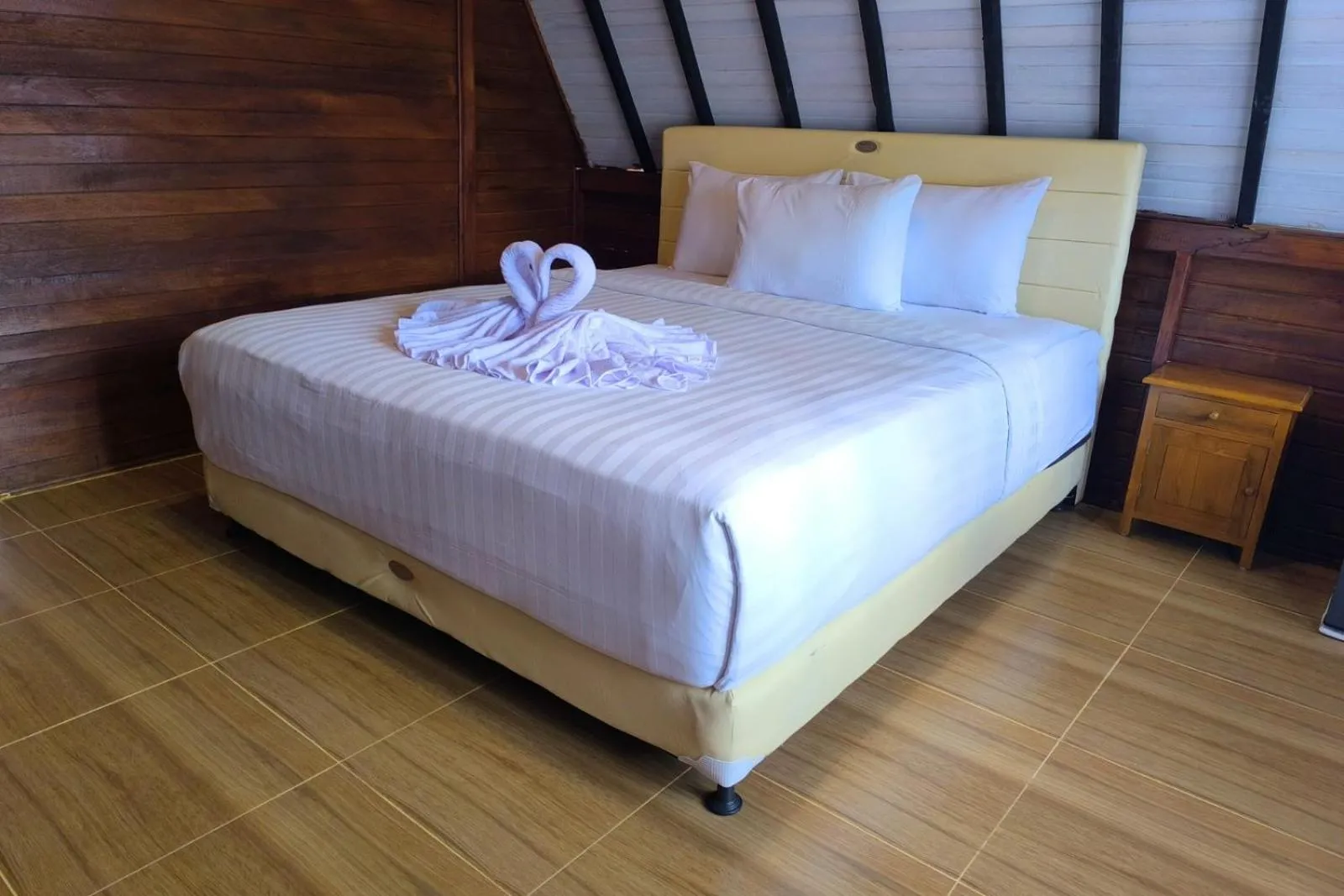 Bedroom, Bed in Cool Breeze 2