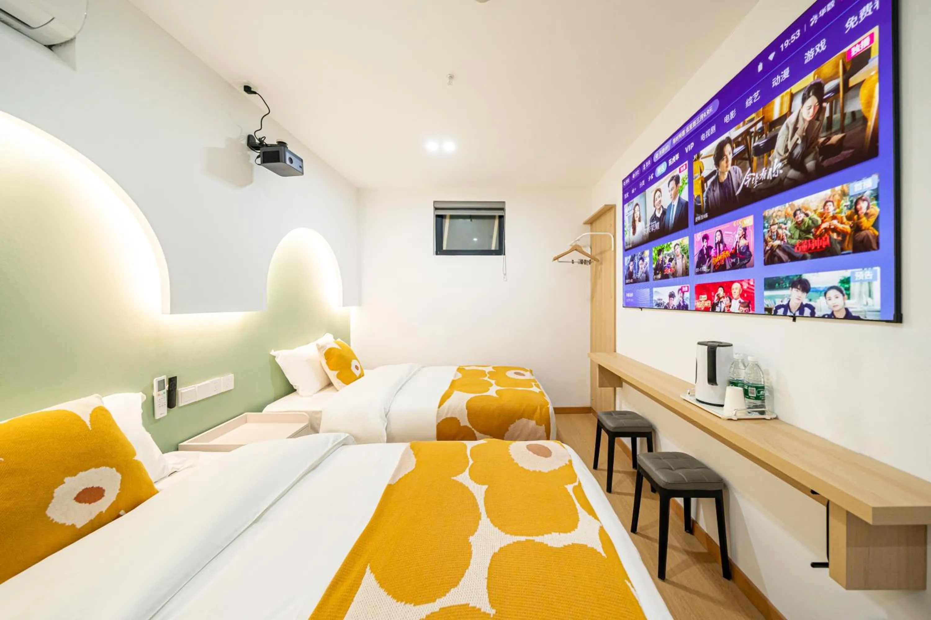 Photo of the whole room, Bed in Shanghai Chuxin Qicheng Hotel Shanghai International Tourism Resort