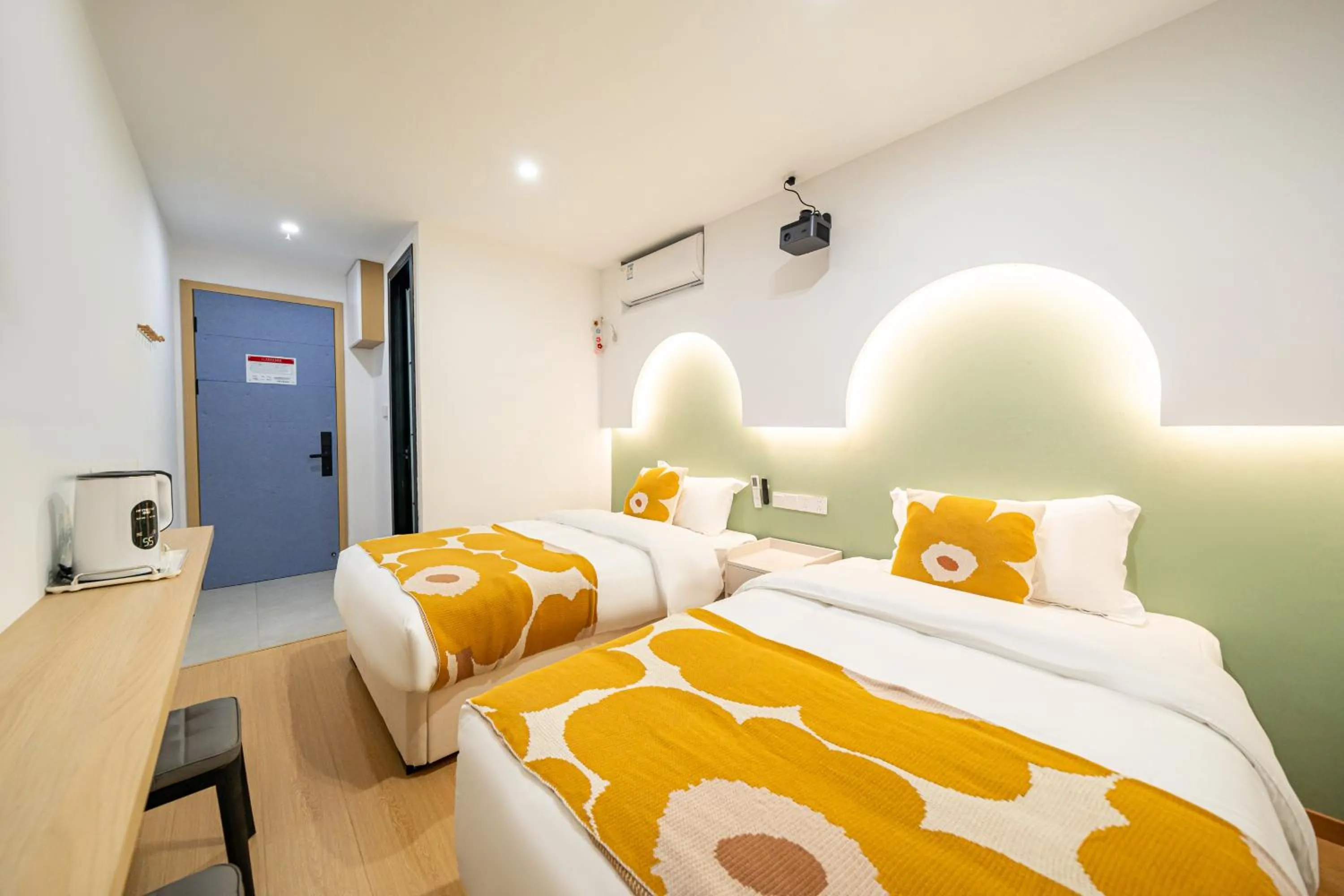 Photo of the whole room, Bed in Shanghai Chuxin Qicheng Hotel Shanghai International Tourism Resort