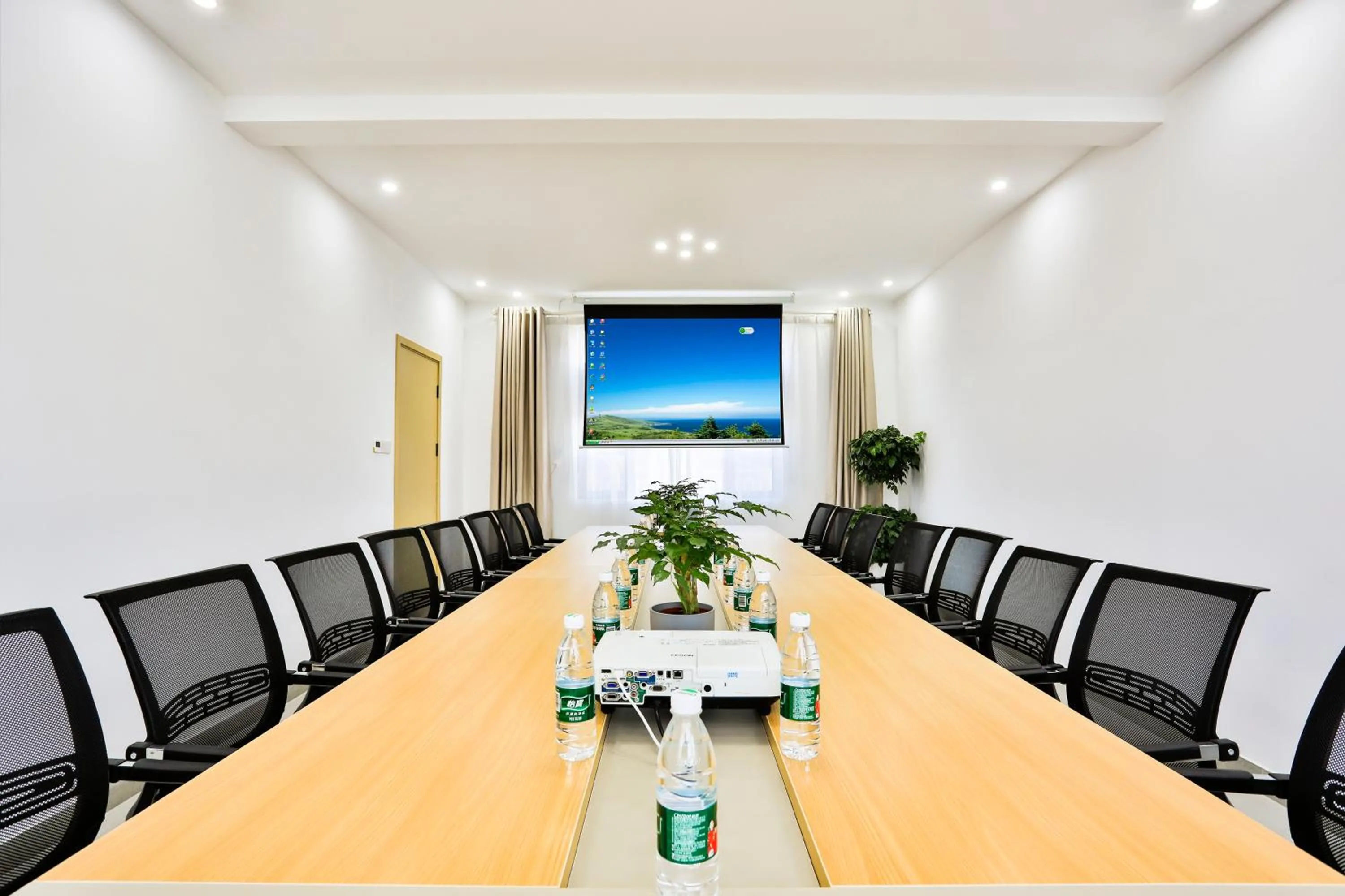 Meeting/conference room in Shanghai Chuxin Qicheng Hotel Shanghai International Tourism Resort