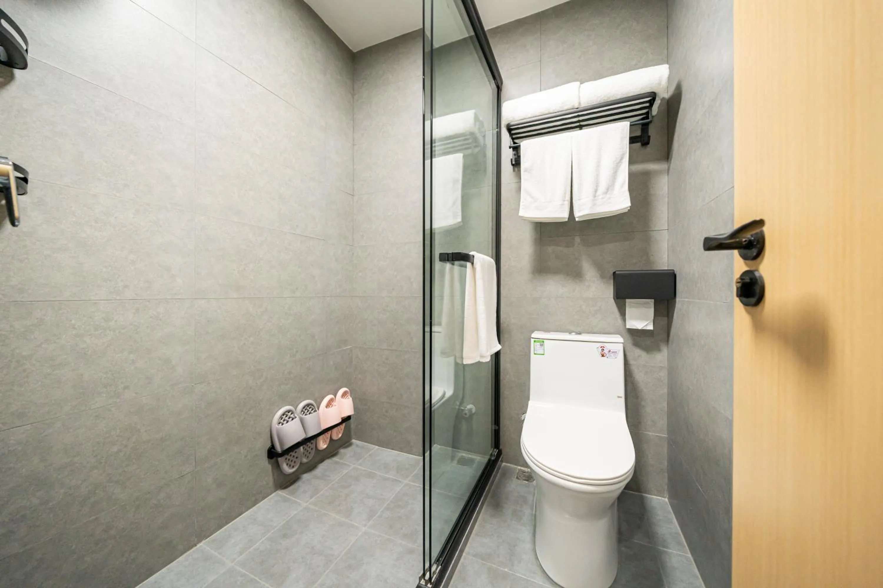 Shower in Shanghai Chuxin Qicheng Hotel Shanghai International Tourism Resort