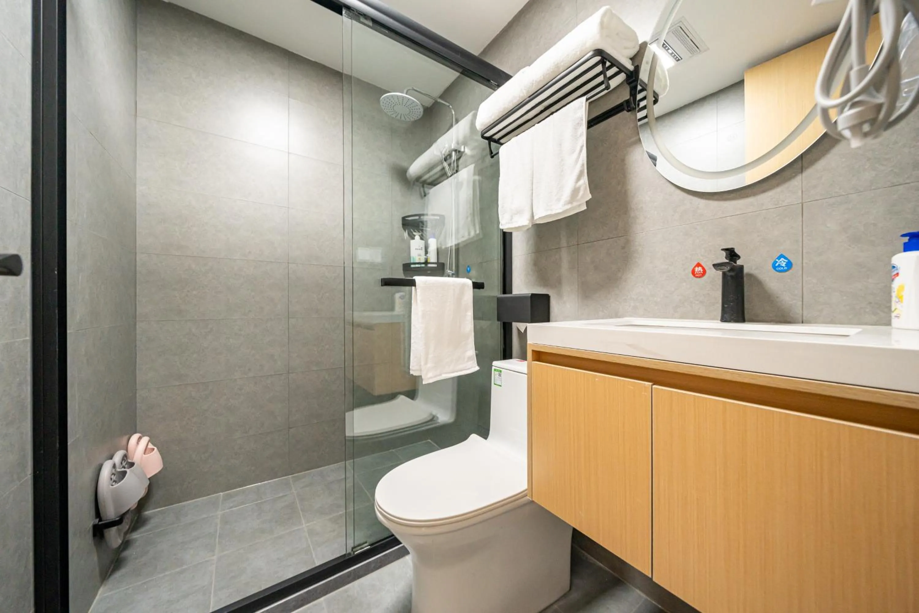 Shower in Shanghai Chuxin Qicheng Hotel Shanghai International Tourism Resort