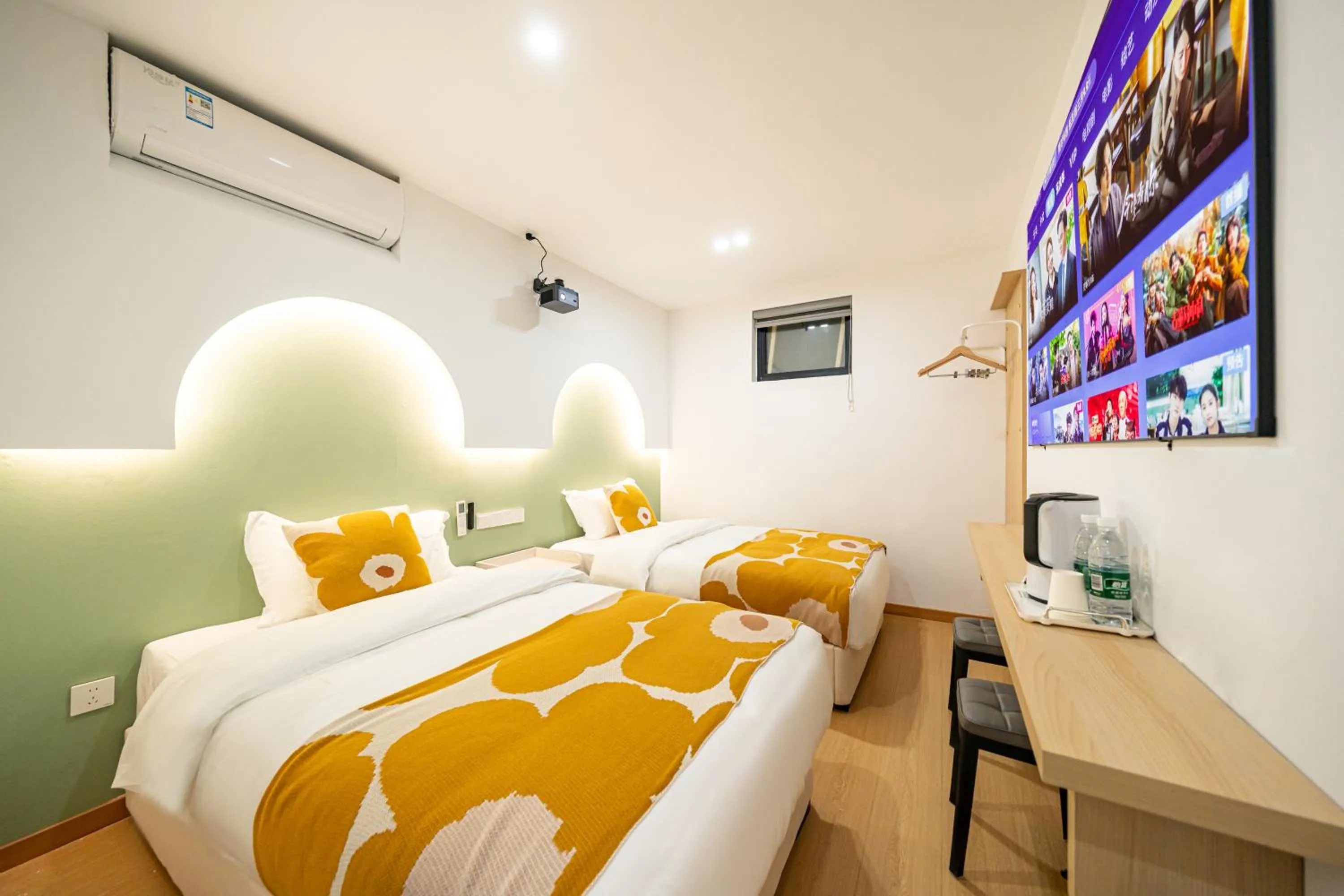 Photo of the whole room, Bed in Shanghai Chuxin Qicheng Hotel Shanghai International Tourism Resort