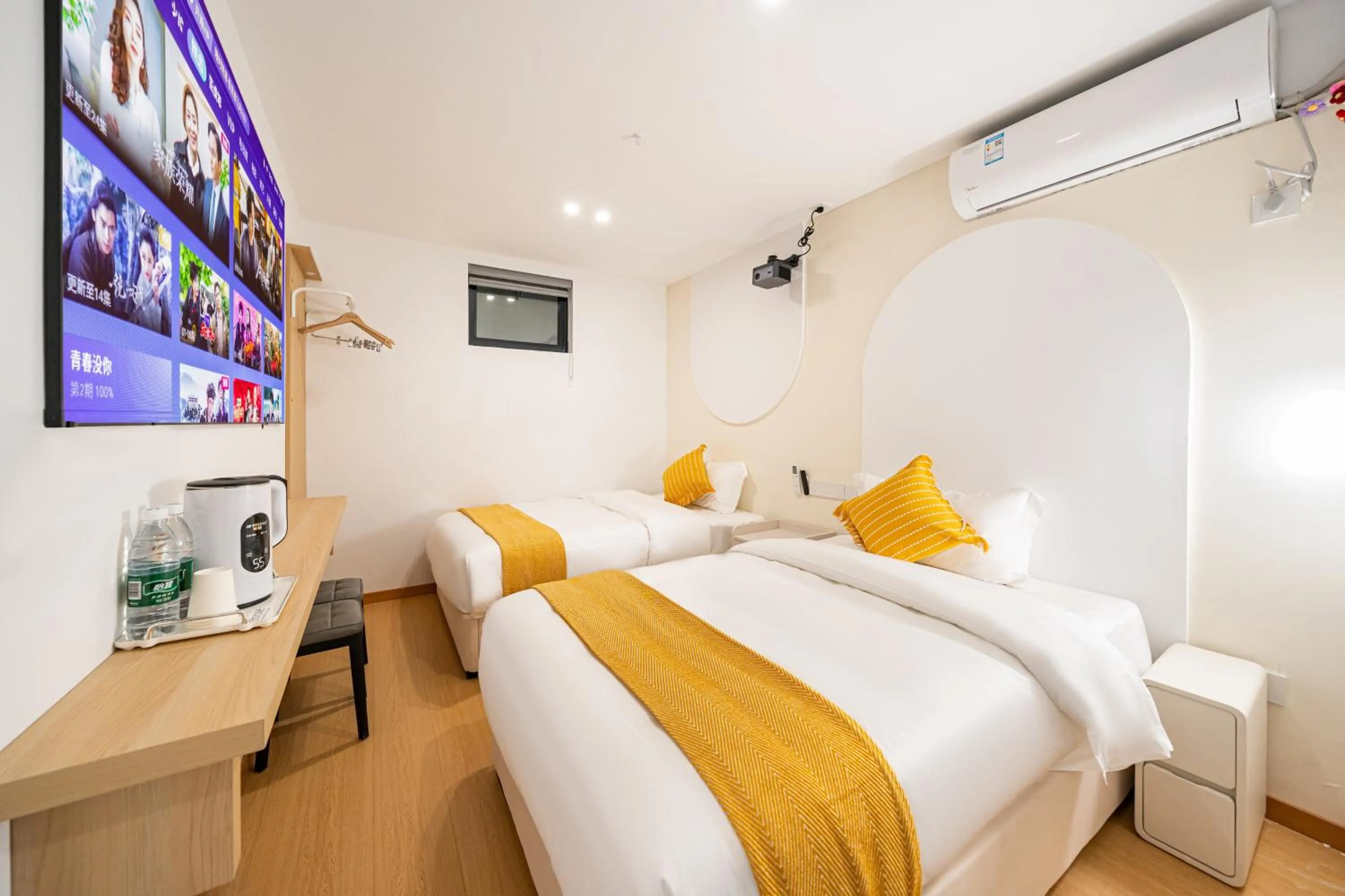 air conditioner, Bed in Shanghai Chuxin Qicheng Hotel Shanghai International Tourism Resort