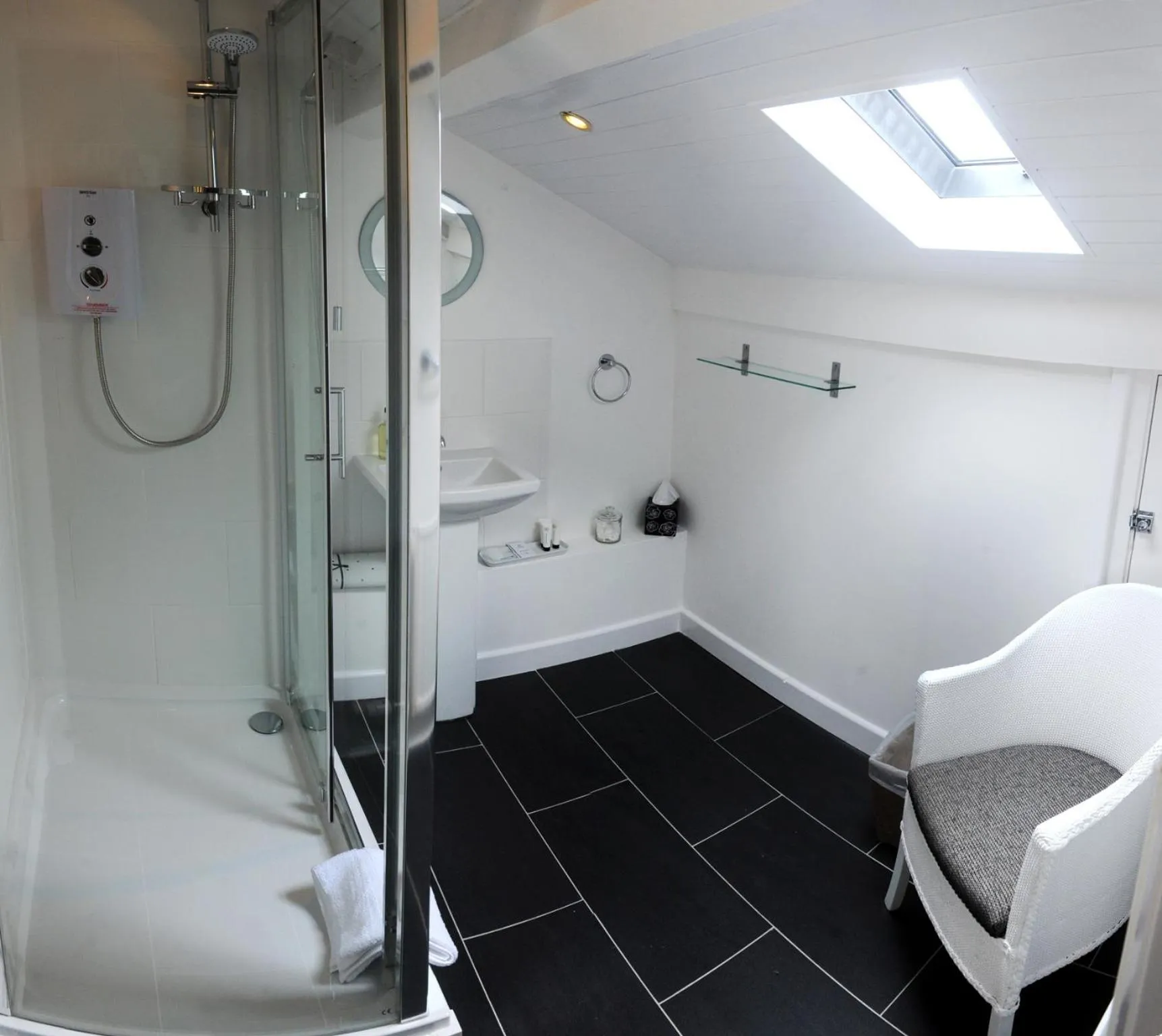 Bathroom in Ty Helyg Guest House