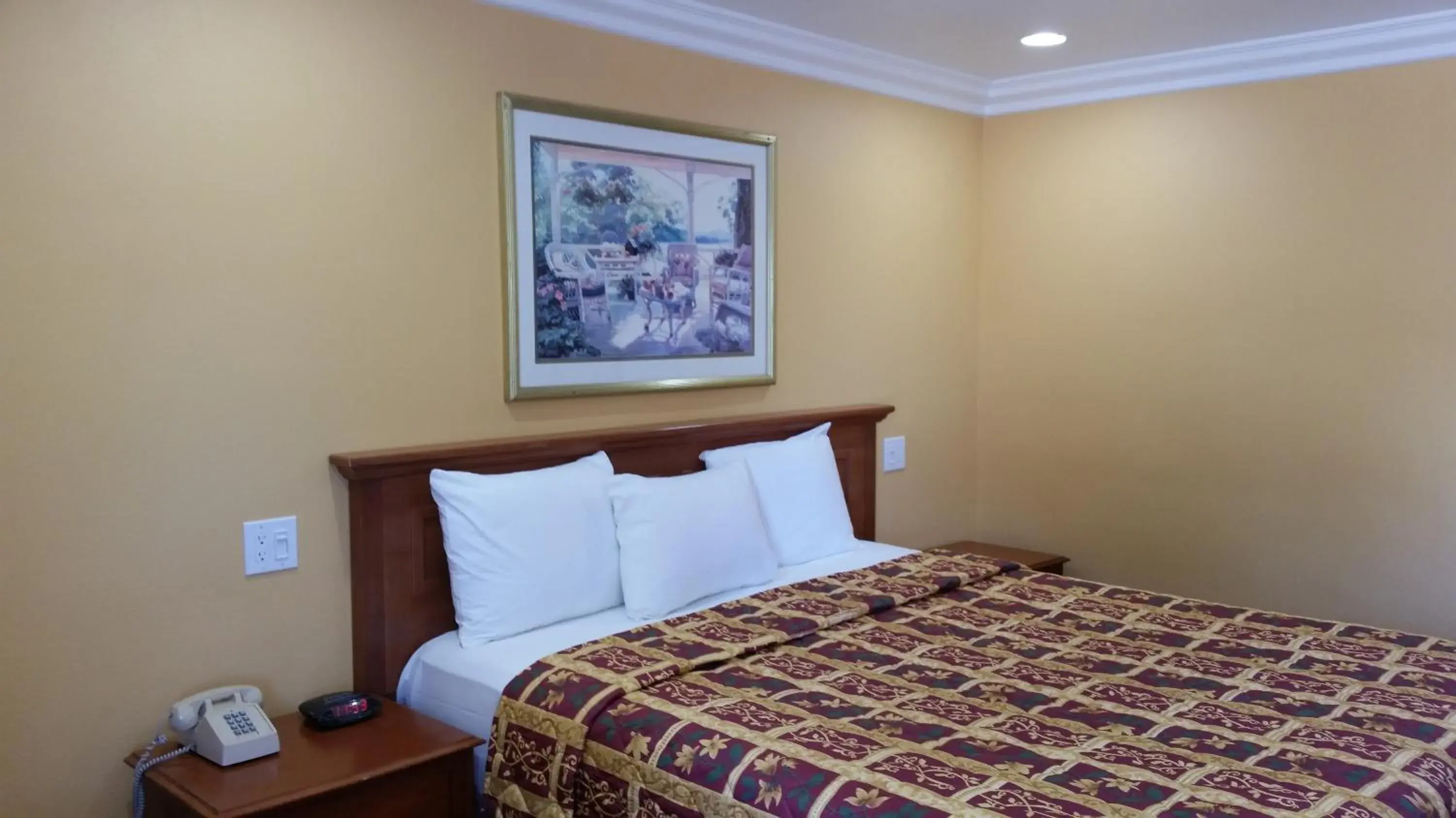 Deluxe King Room in Kona Inn Motel Anaheim Deluxe King Room in Kona Inn Motel Anaheim