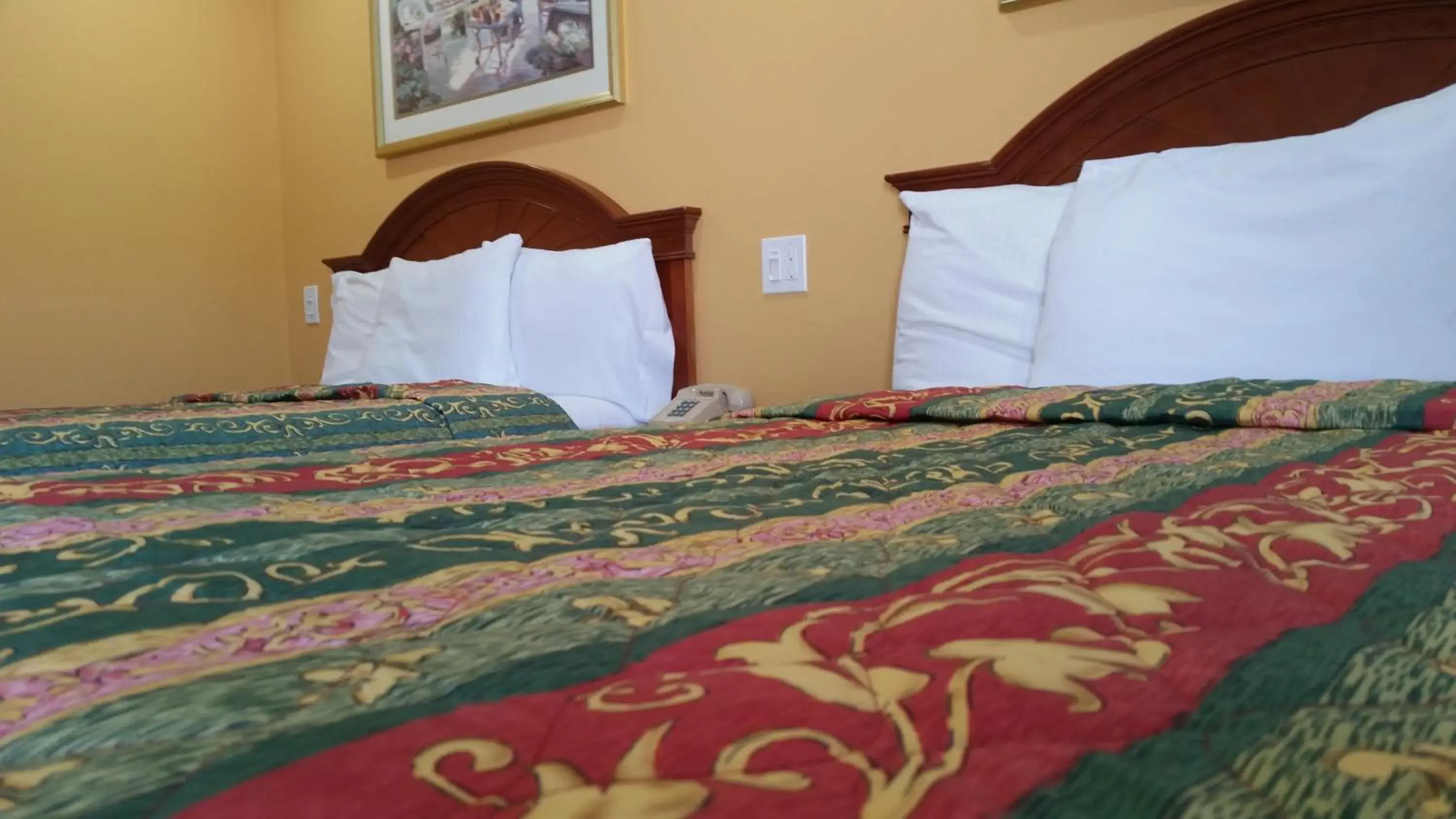 Deluxe Queen Room with Two Double Beds in Kona Inn Motel Anaheim Deluxe Queen Room with Two Double Beds in Kona Inn Motel Anaheim