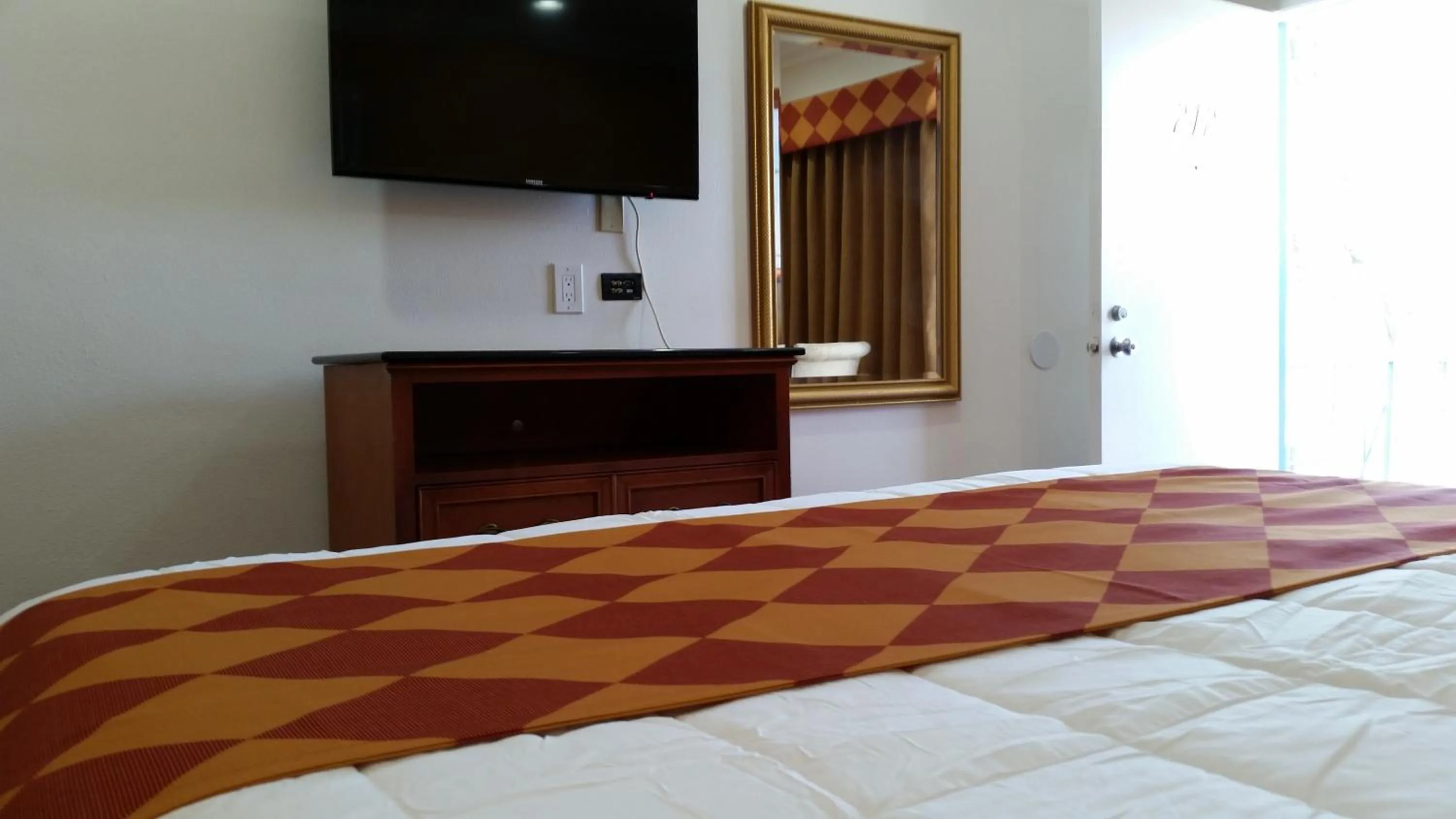 Day, Bed in Kona Inn Motel Anaheim