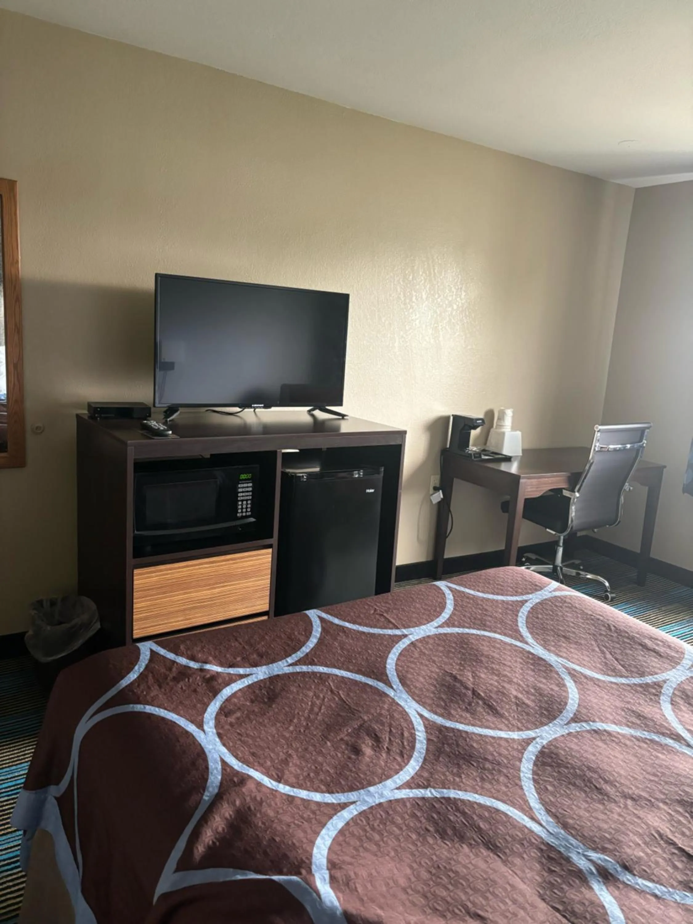 Bedroom in Super 8 by Wyndham Escanaba