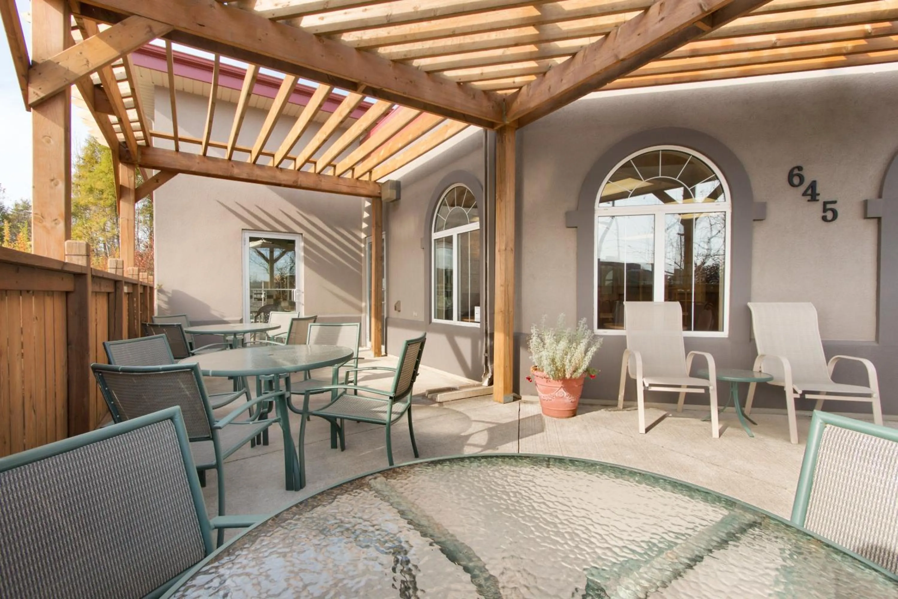 Patio in Days Inn & Suites by Wyndham Thunder Bay