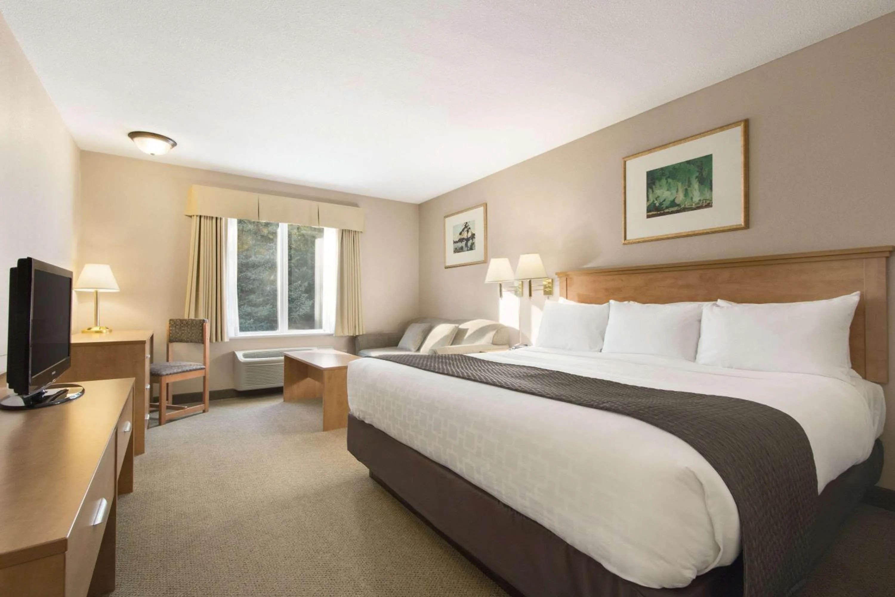 Photo of the whole room, Bed in Days Inn & Suites by Wyndham Thunder Bay