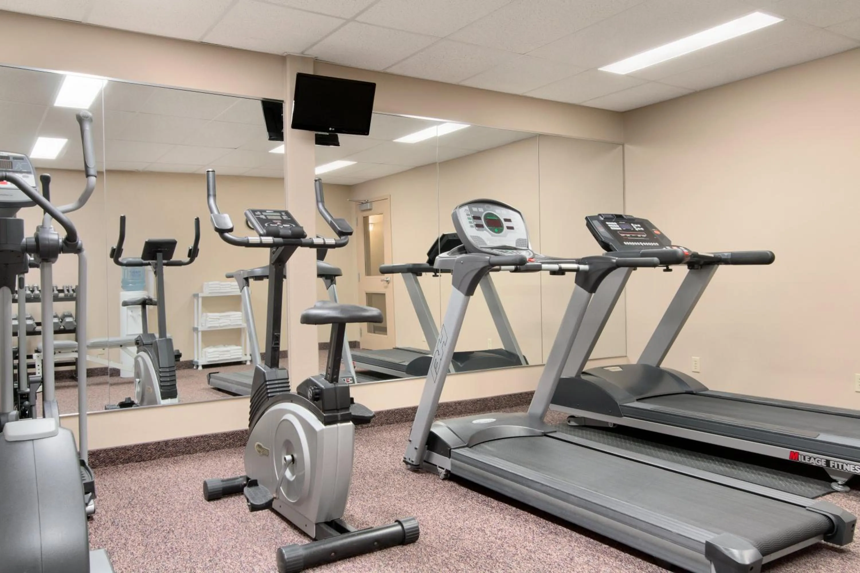 Fitness centre/facilities in Days Inn & Suites by Wyndham Thunder Bay
