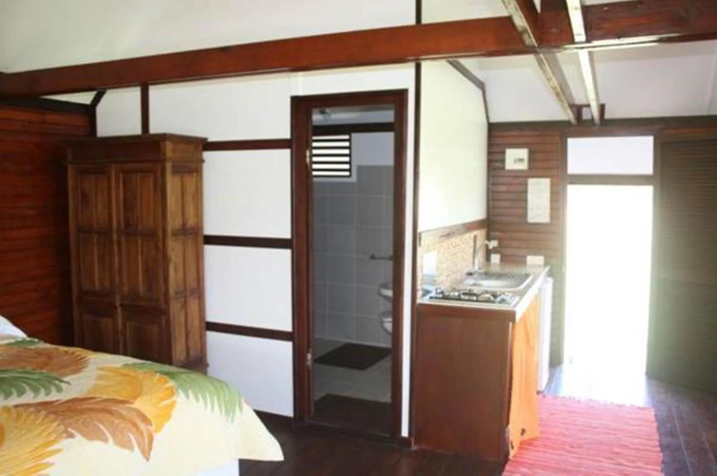 Communal kitchen, Bed in Raiatea Airport Bungalow