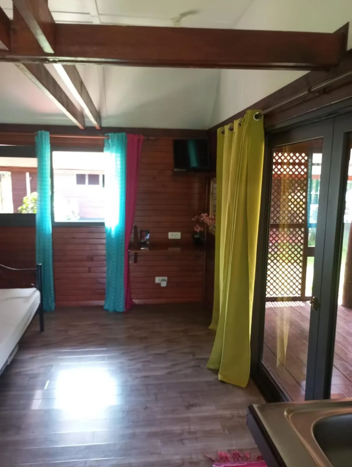 Communal lounge/ TV room, Bed in Raiatea Airport Bungalow