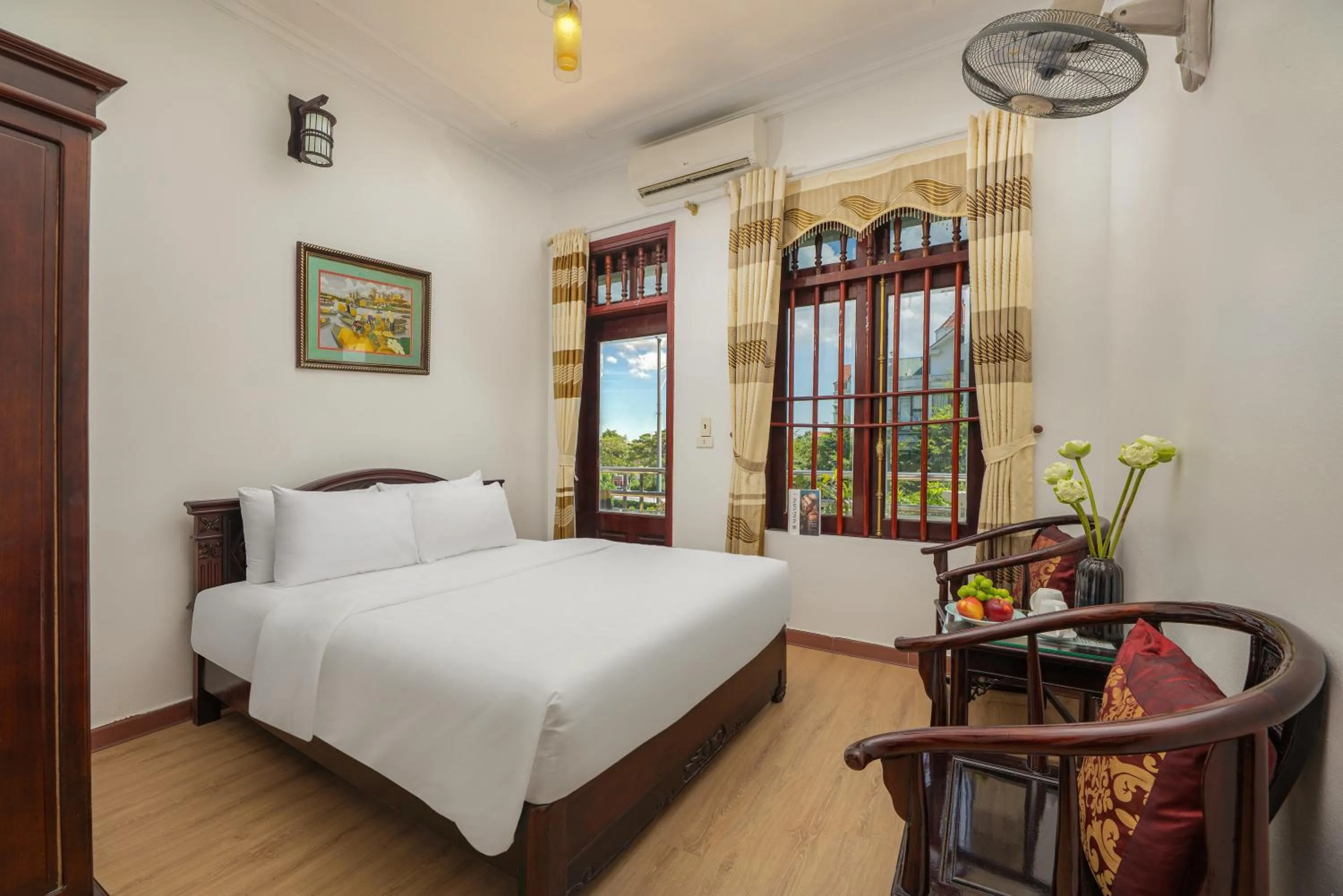 Bedroom, Bed in Viet Nhat Hotel