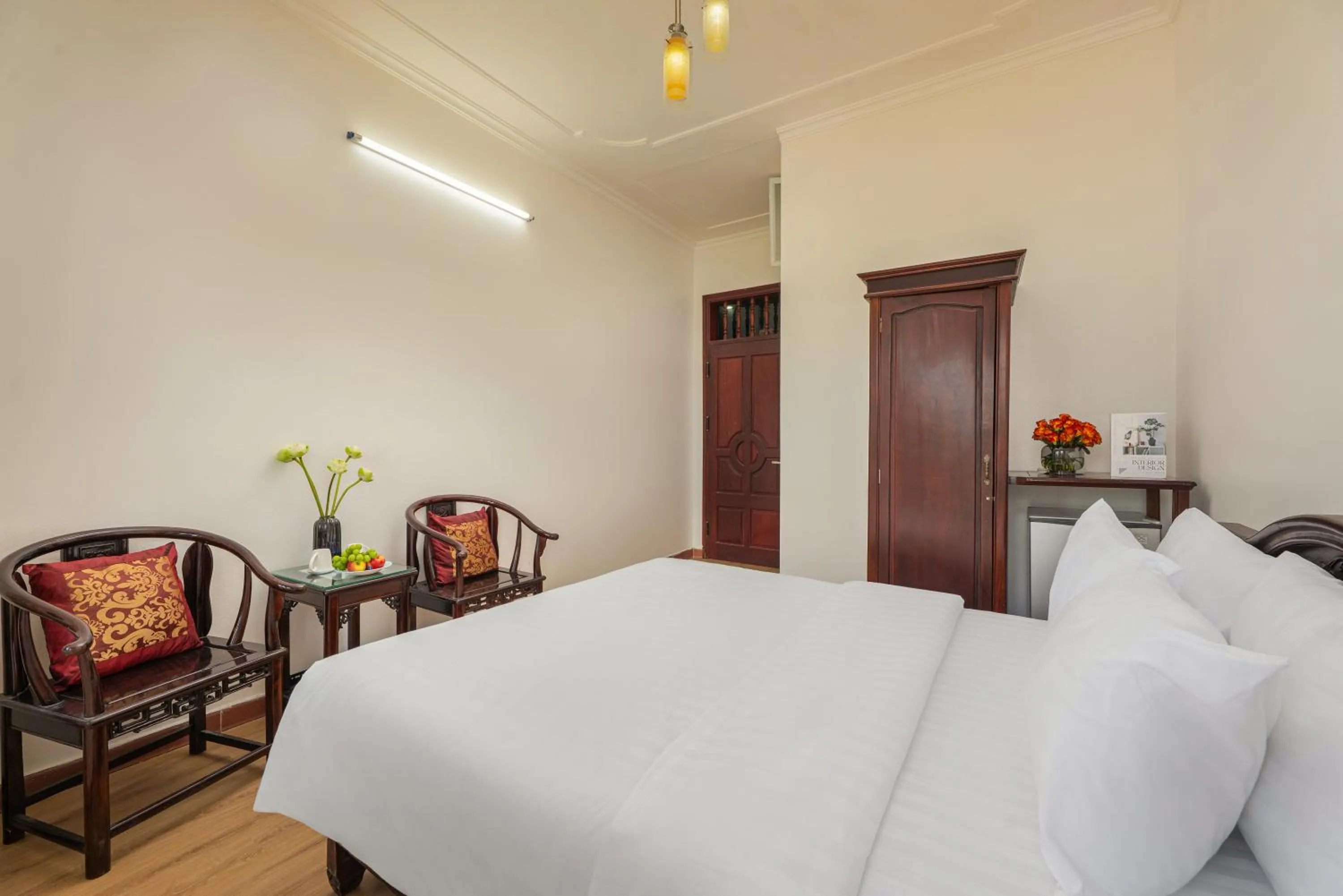 Bedroom, Bed in Viet Nhat Hotel