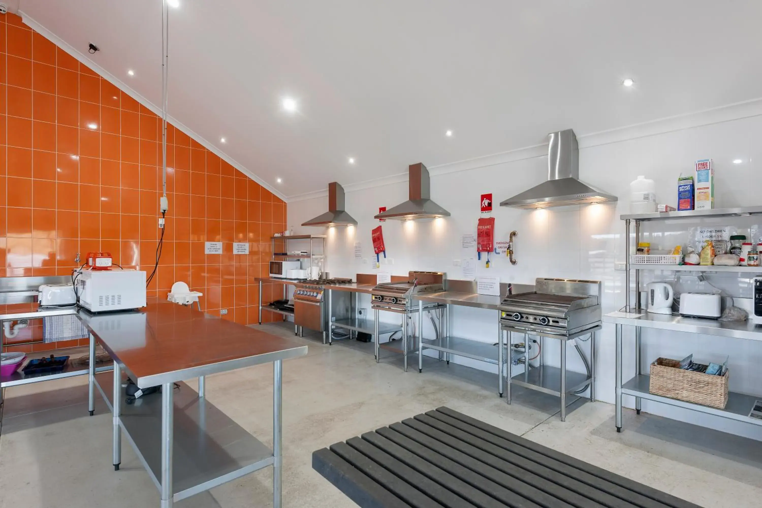 Communal kitchen in Discovery Parks - Hahndorf Communal kitchen in Discovery Parks - Hahndorf