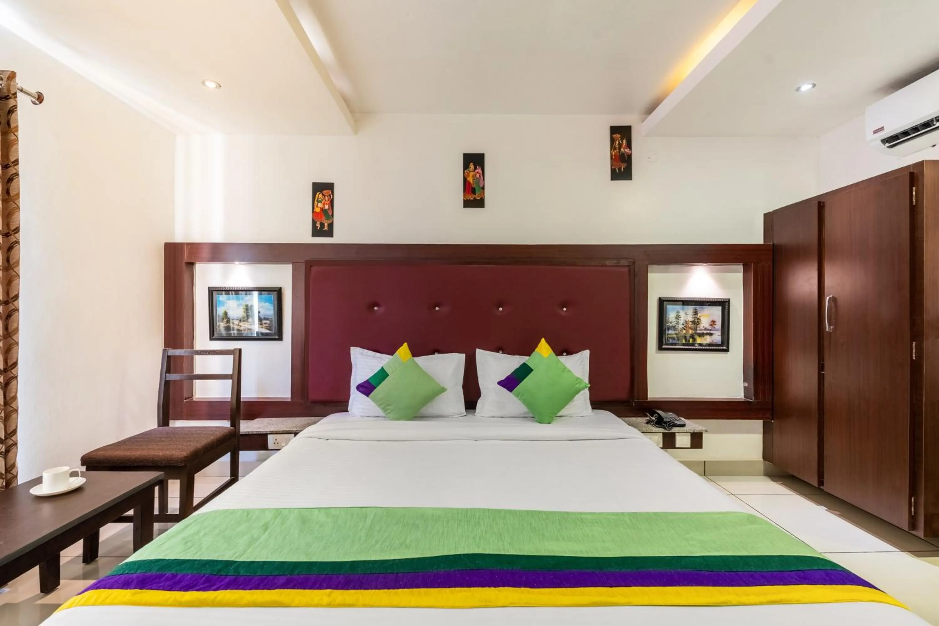 Bedroom, Bed in Treebo South Avenue, 700 Mts From Promenade Beach