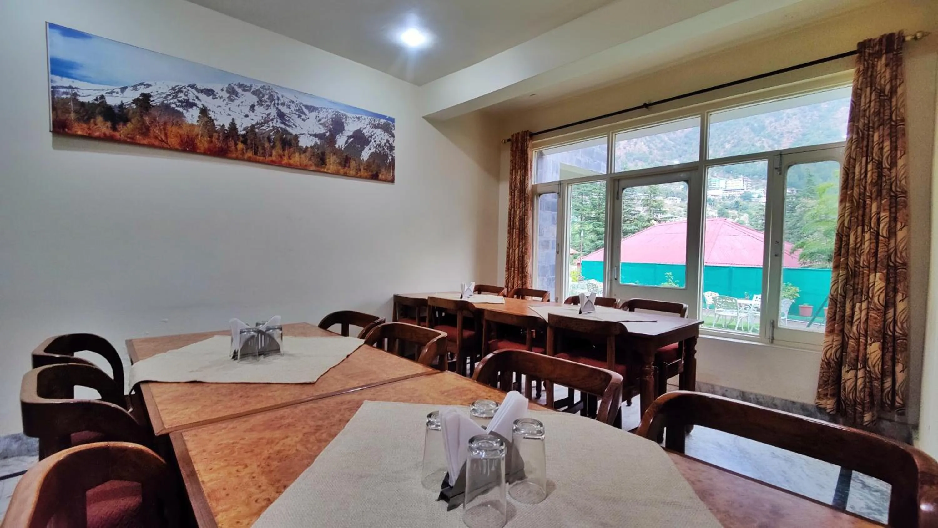 Restaurant/places to eat in Gagan Resorts