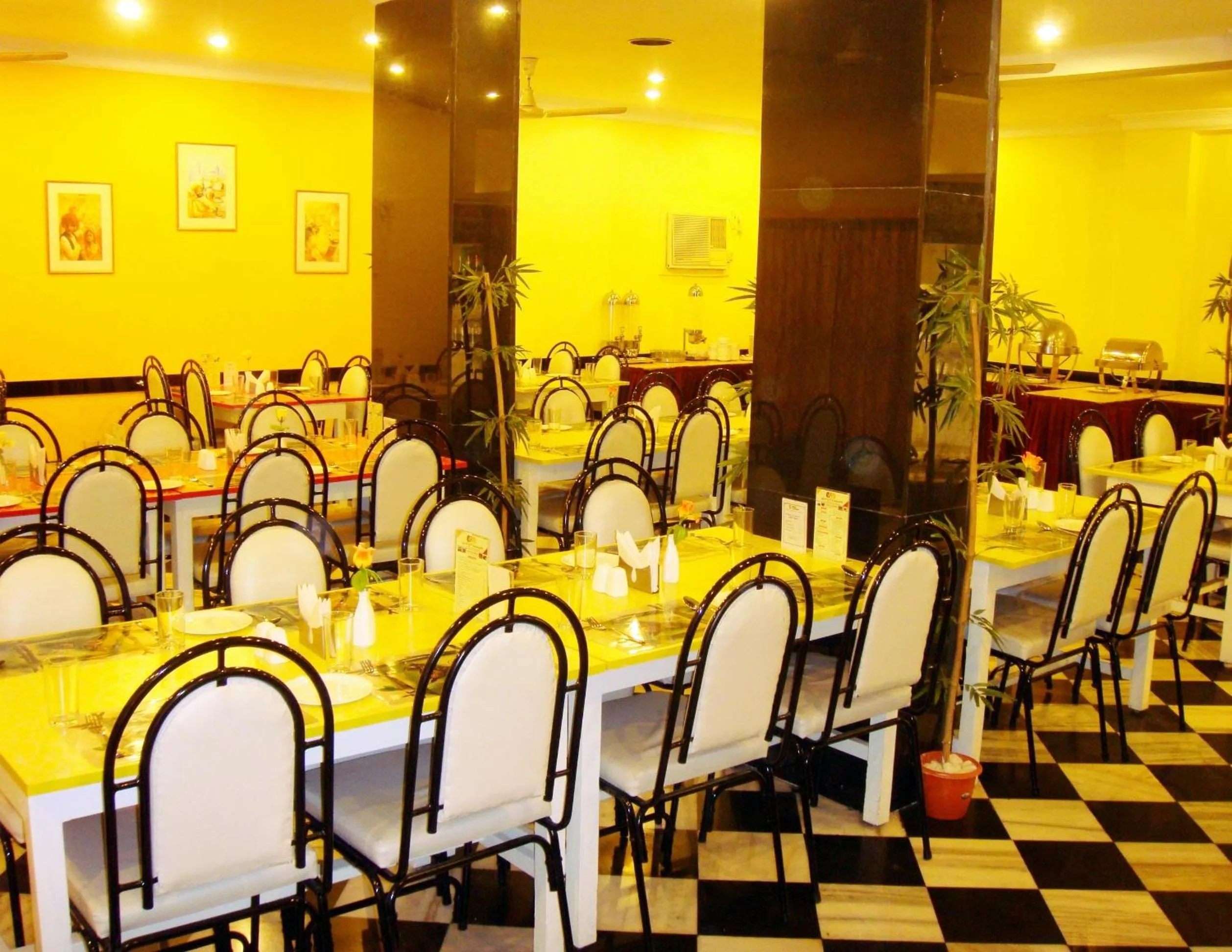 Restaurant/places to eat in Hotel Pandian