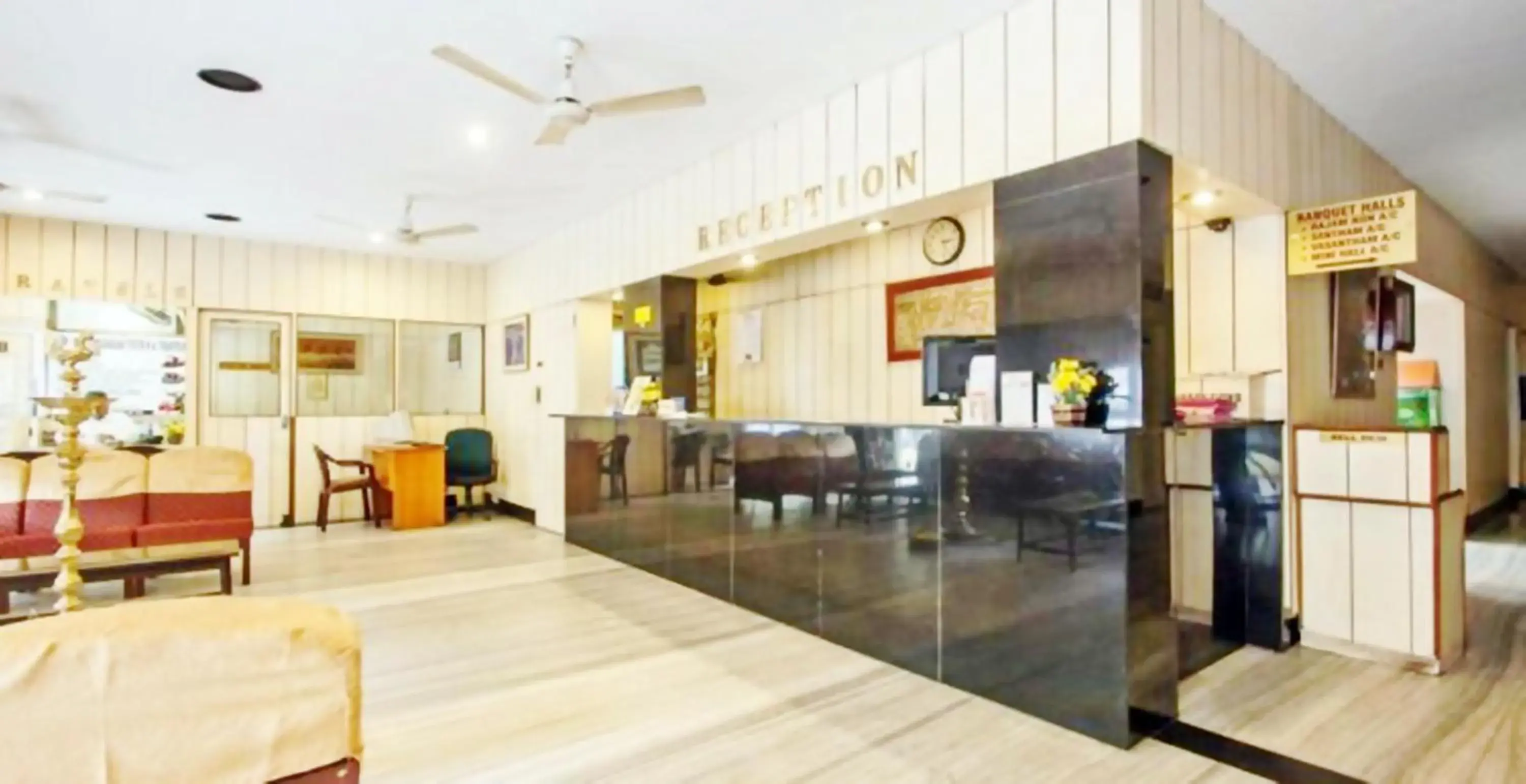 Lobby or reception in Hotel Pandian Lobby or reception in Hotel Pandian