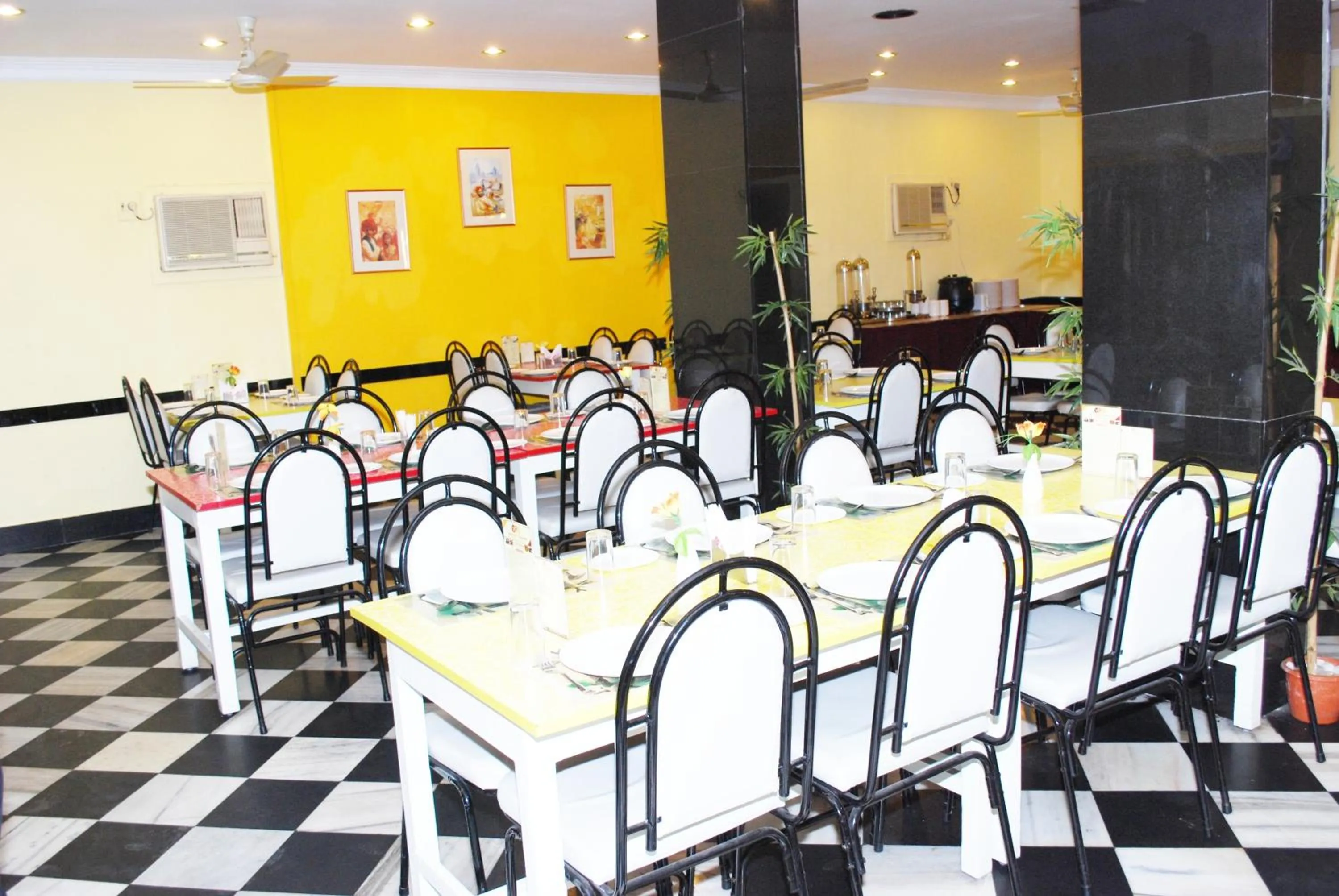 Restaurant/places to eat in Hotel Pandian