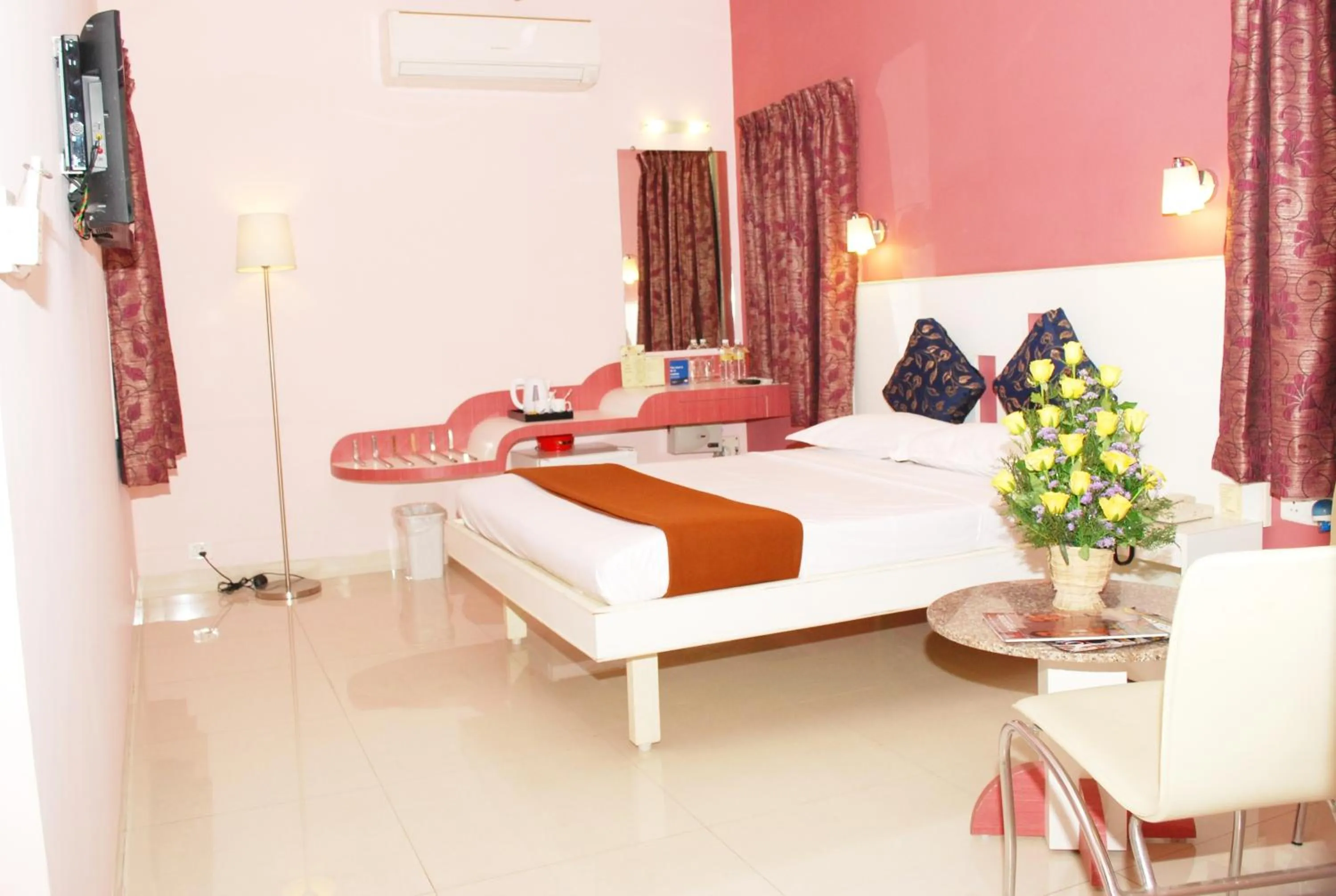 Photo of the whole room, Bed in Hotel Pandian