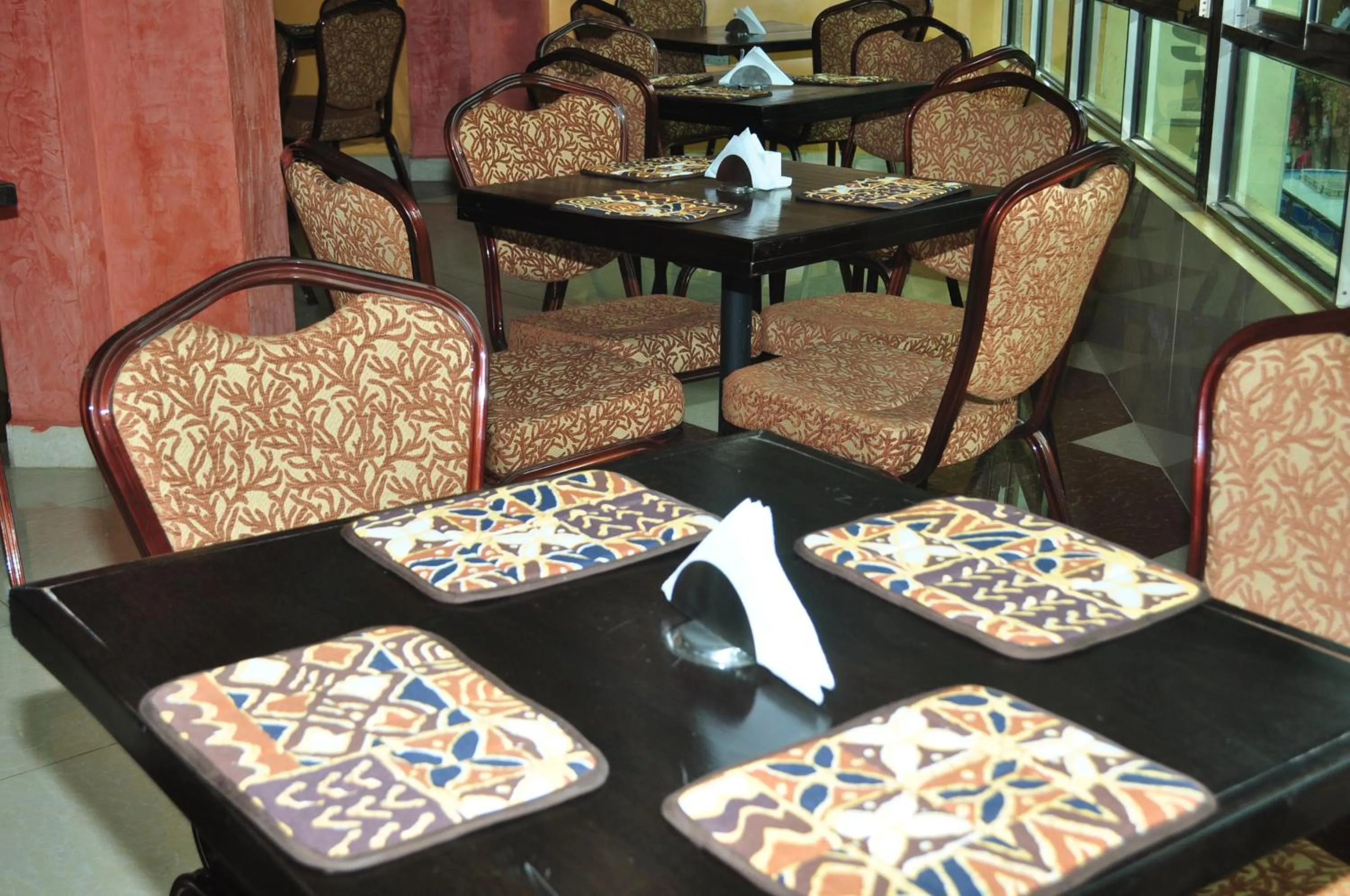 Restaurant/places to eat in Decasa Hotel