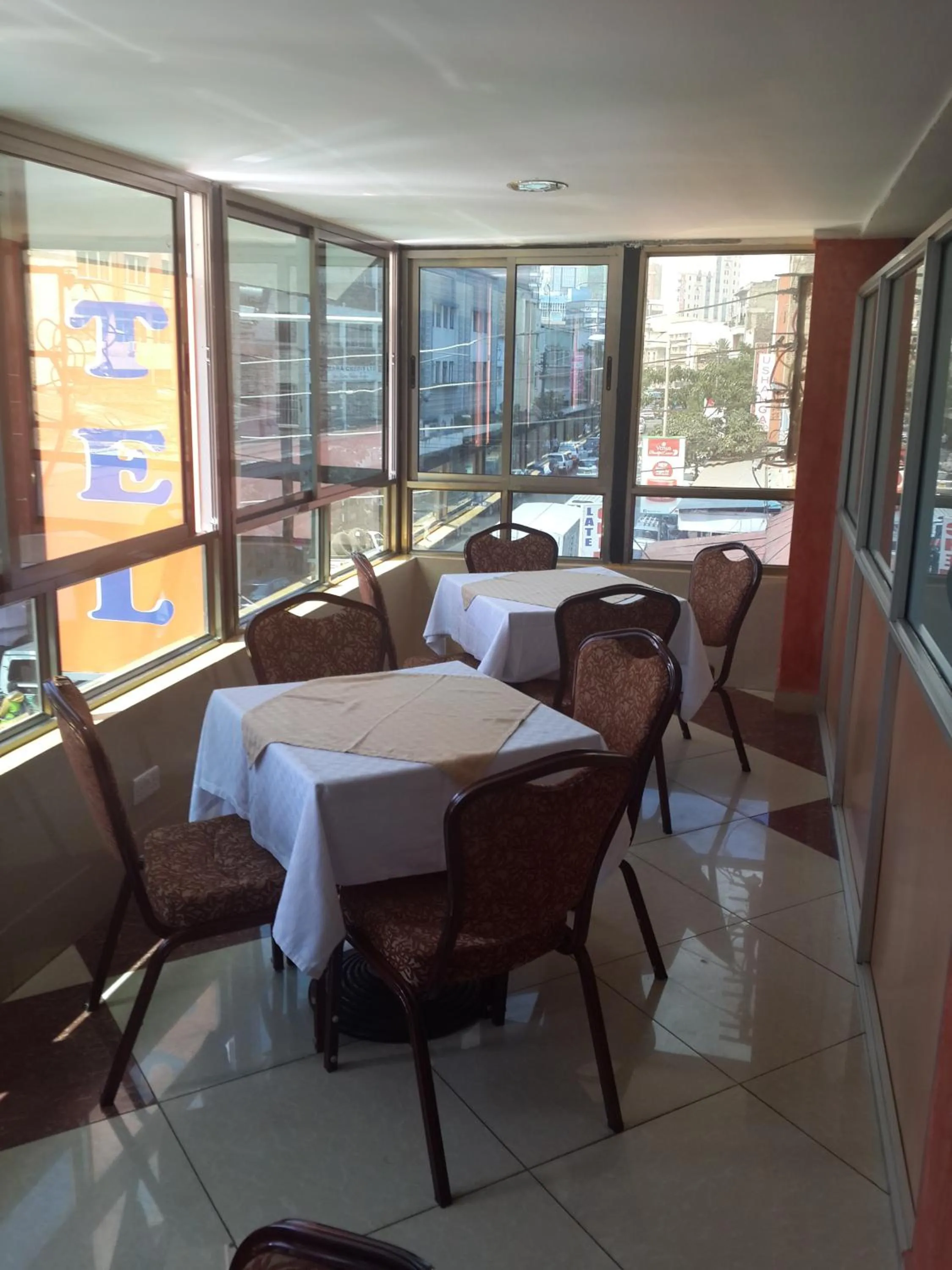 Restaurant/places to eat in Decasa Hotel