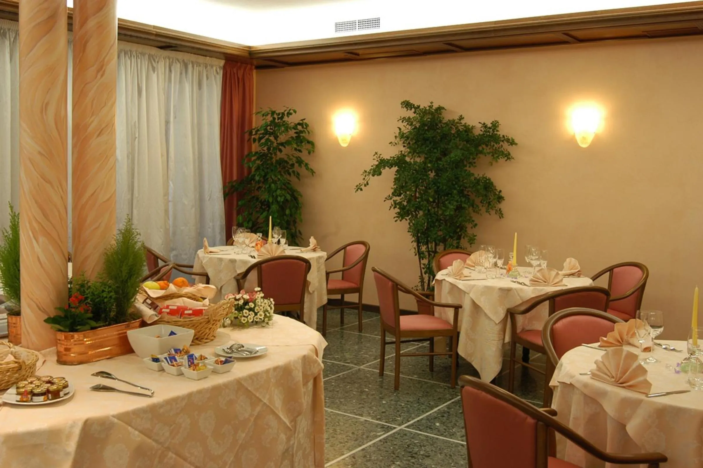 Restaurant/places to eat in Albergo Ristorante Flora