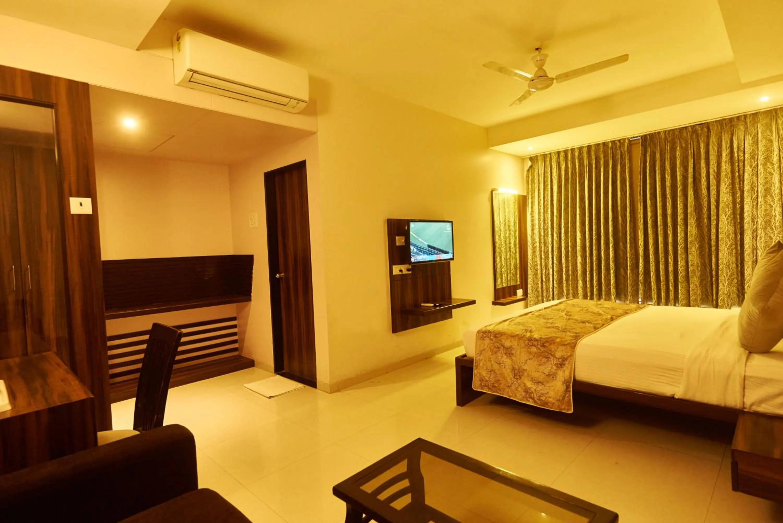 Bed in Hotel G-Square - Shirdi