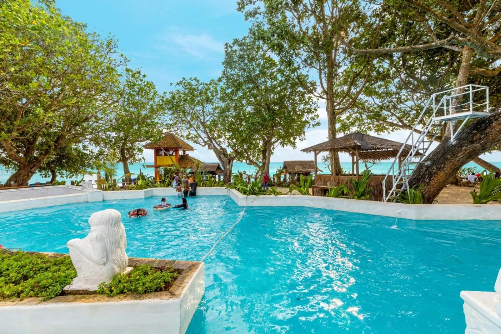 Swimming pool in Ocean Beach Villas - Carita Kondominium