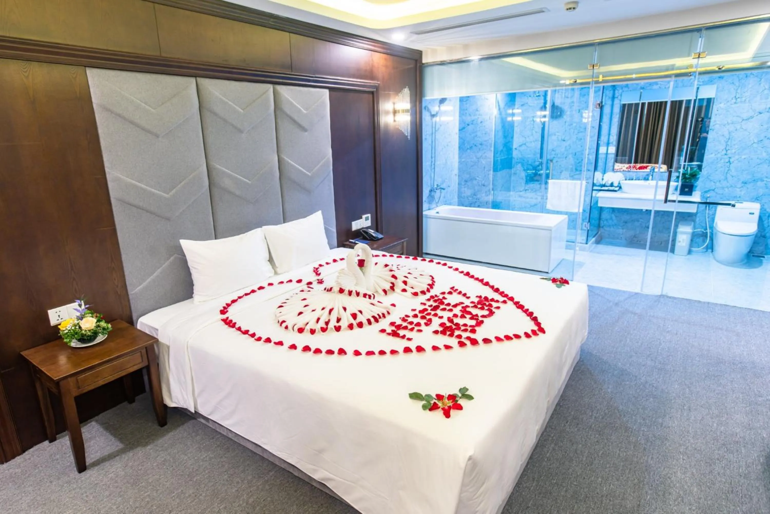 Photo of the whole room, Bed in Peace Hotel Hạ Long