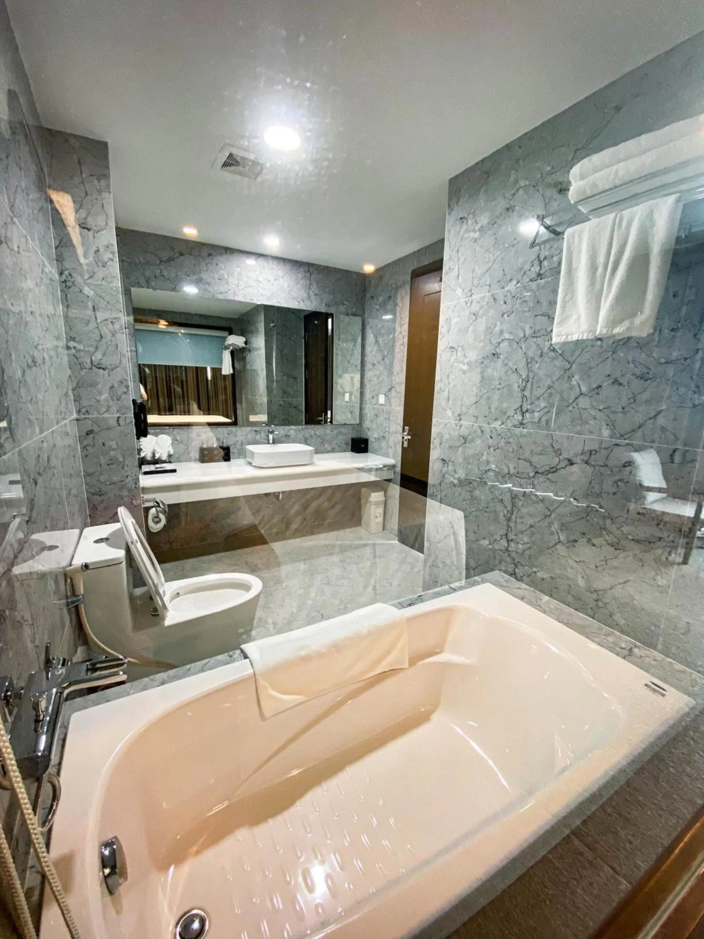 Bathroom in Peace Hotel Hạ Long