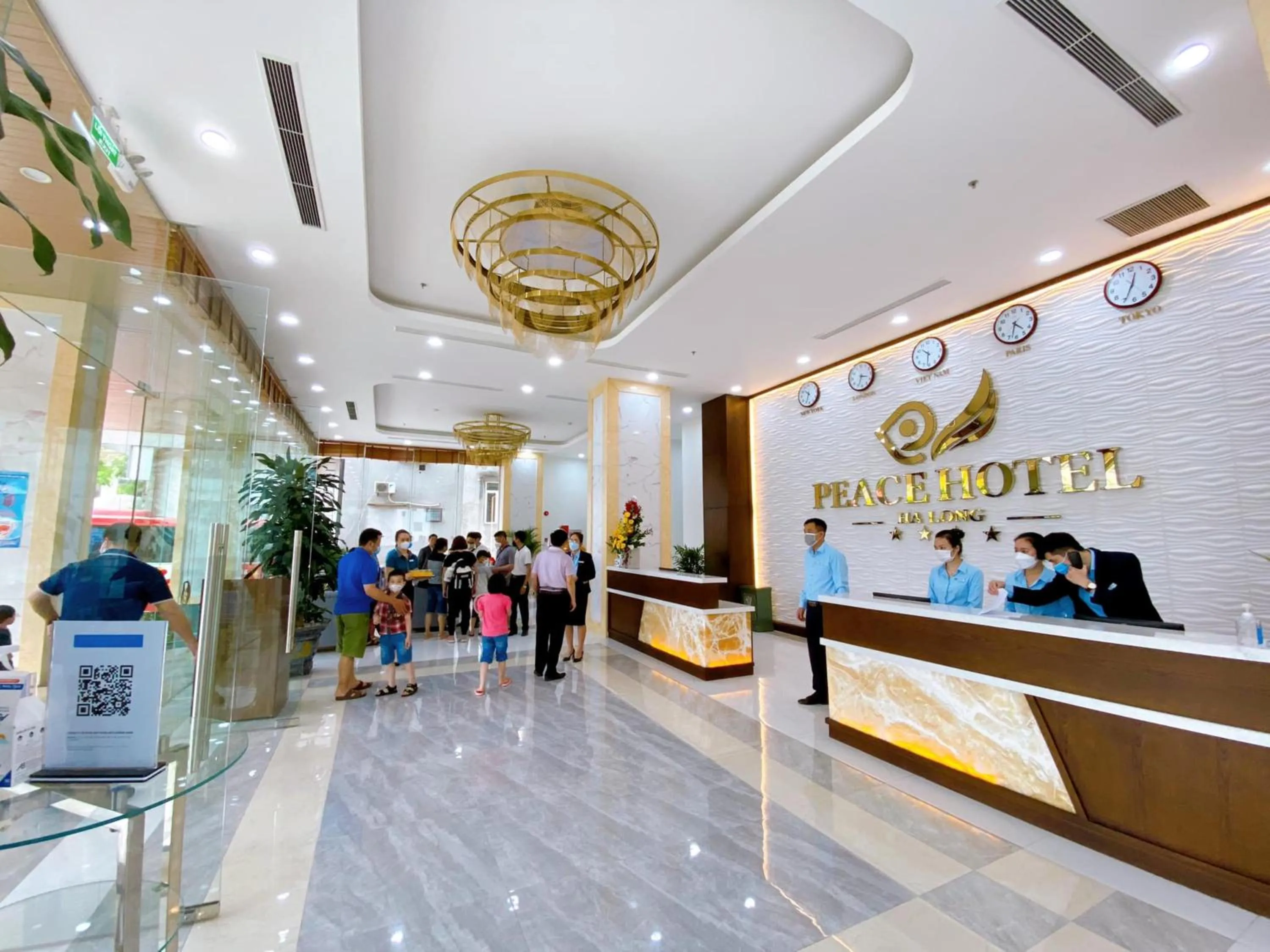 People in Peace Hotel Hạ Long