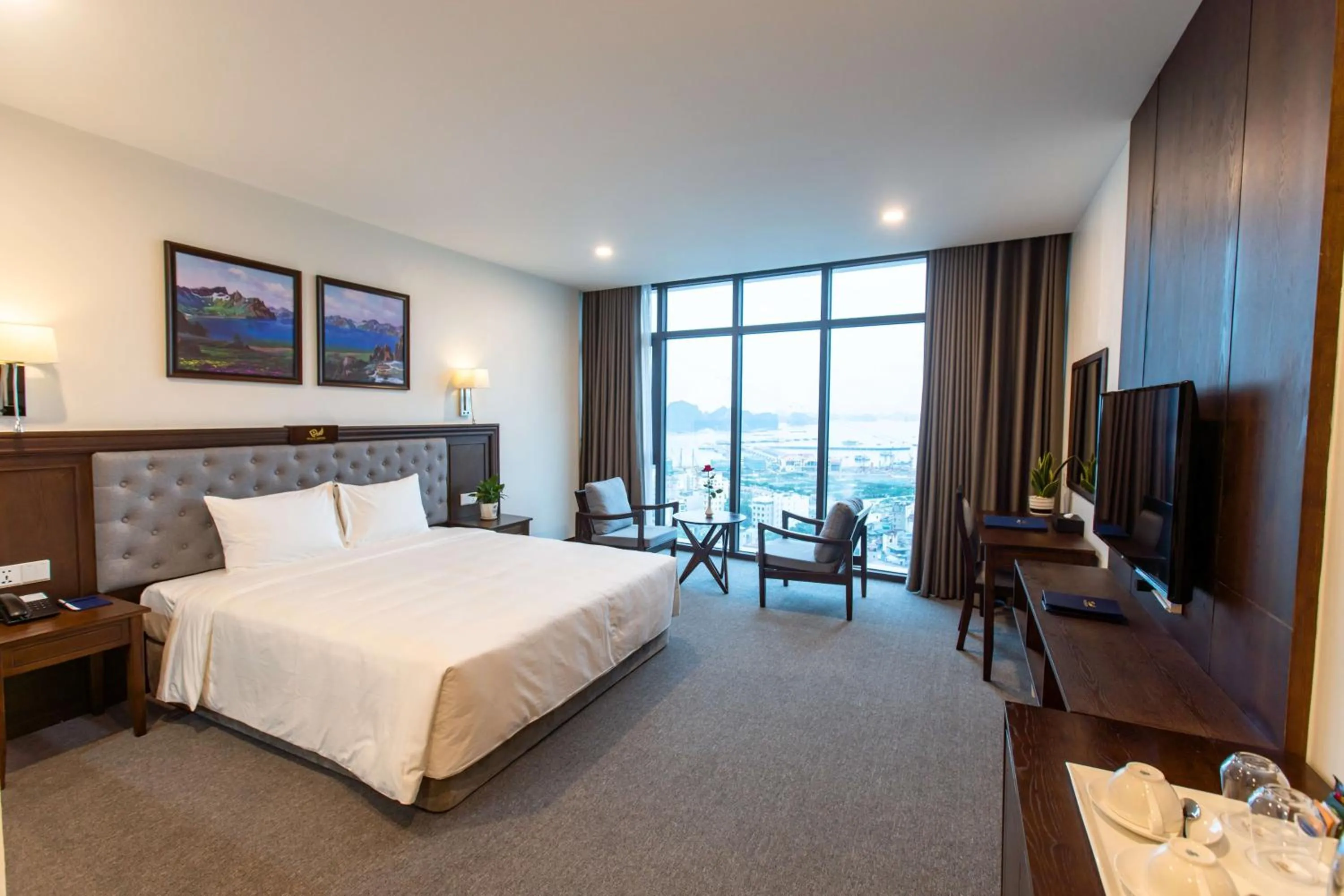 Communal lounge/ TV room, Bed in Peace Hotel Hạ Long