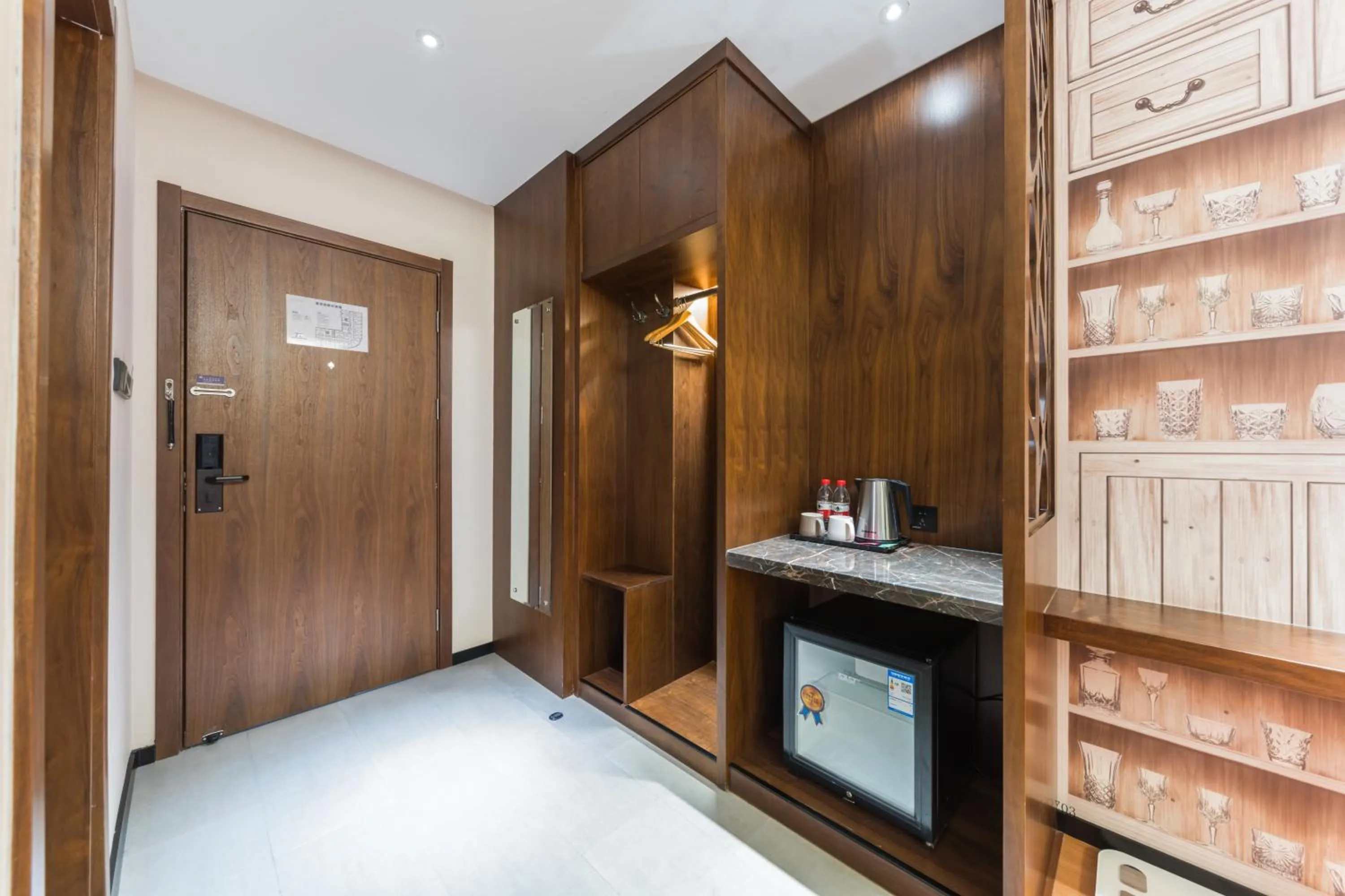 wardrobe in GeMei Hotel Luoyang Longmen High-speed Railway Station