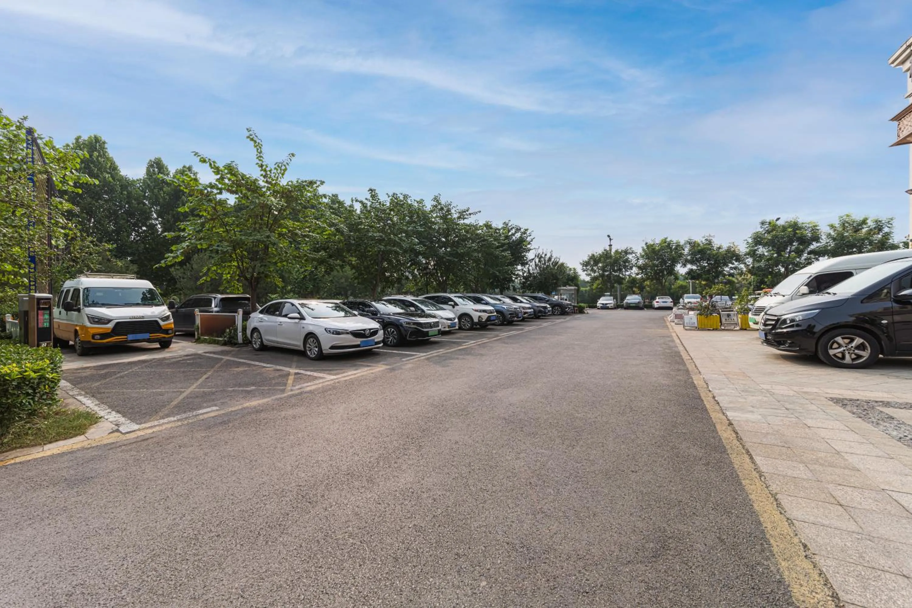 Parking in GeMei Hotel Luoyang Longmen High-speed Railway Station