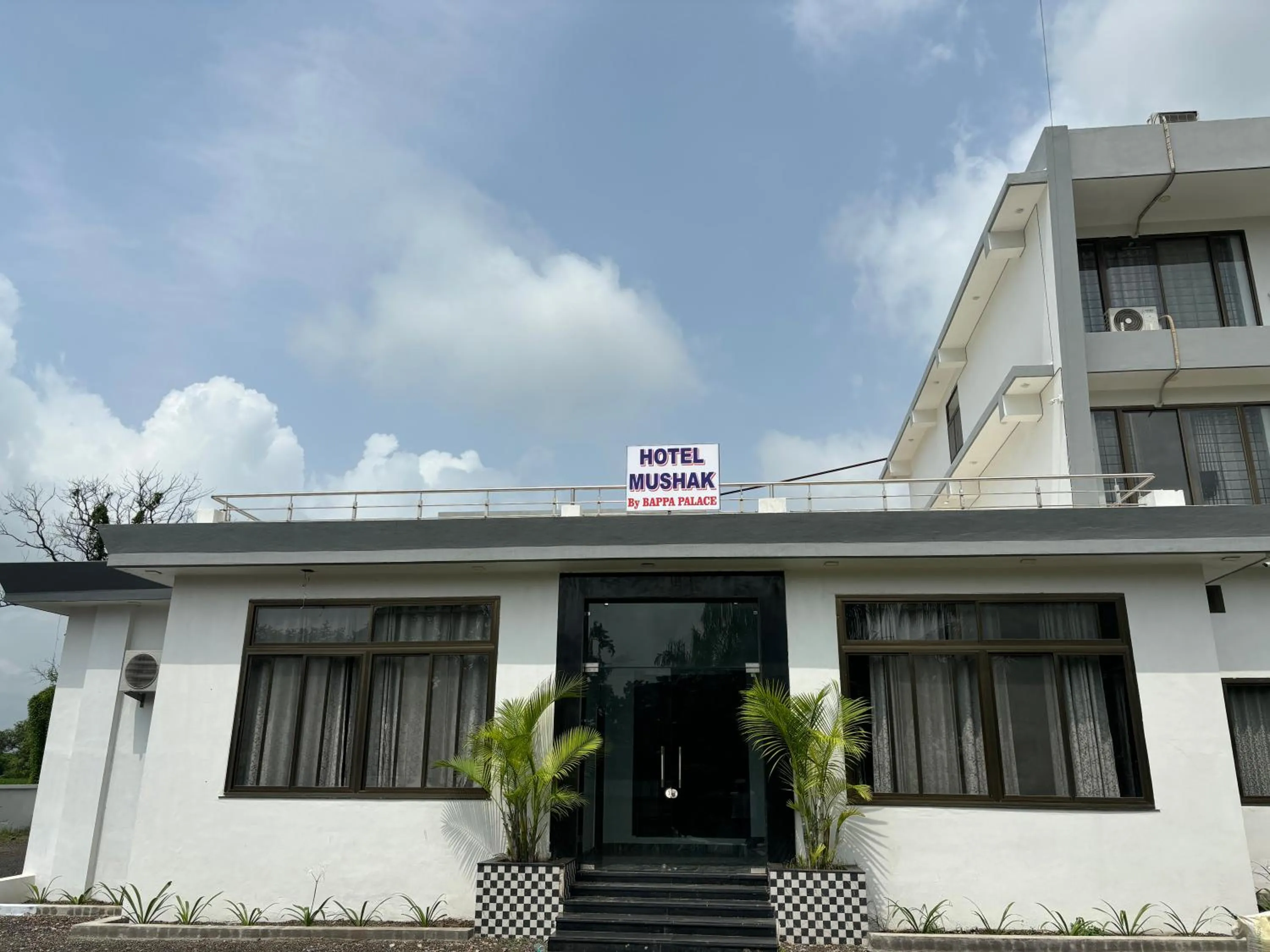 Facade/entrance in HOTEL MUSHAK by BAPPA PALACE