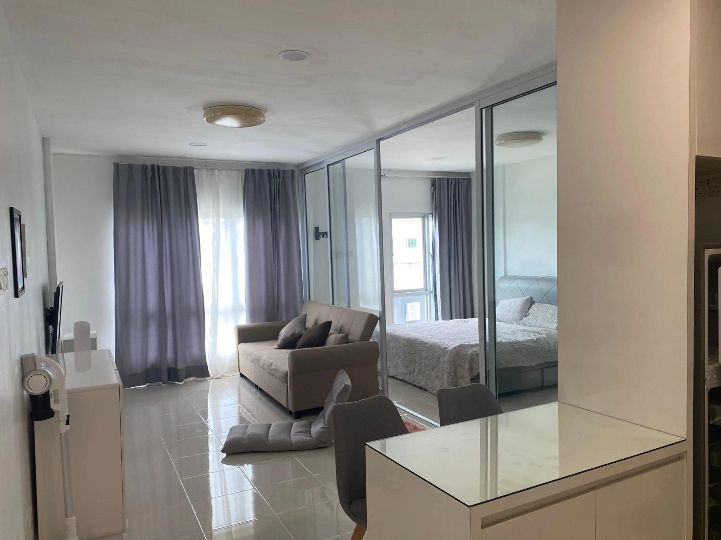 Seating area, Bed in Papillon Escape